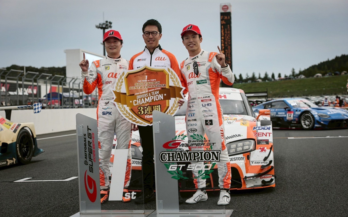 最終戦を優勝してシリーズチャンピオンを獲得した。左から、山下健太選手、伊藤大輔監督、坪井翔選手