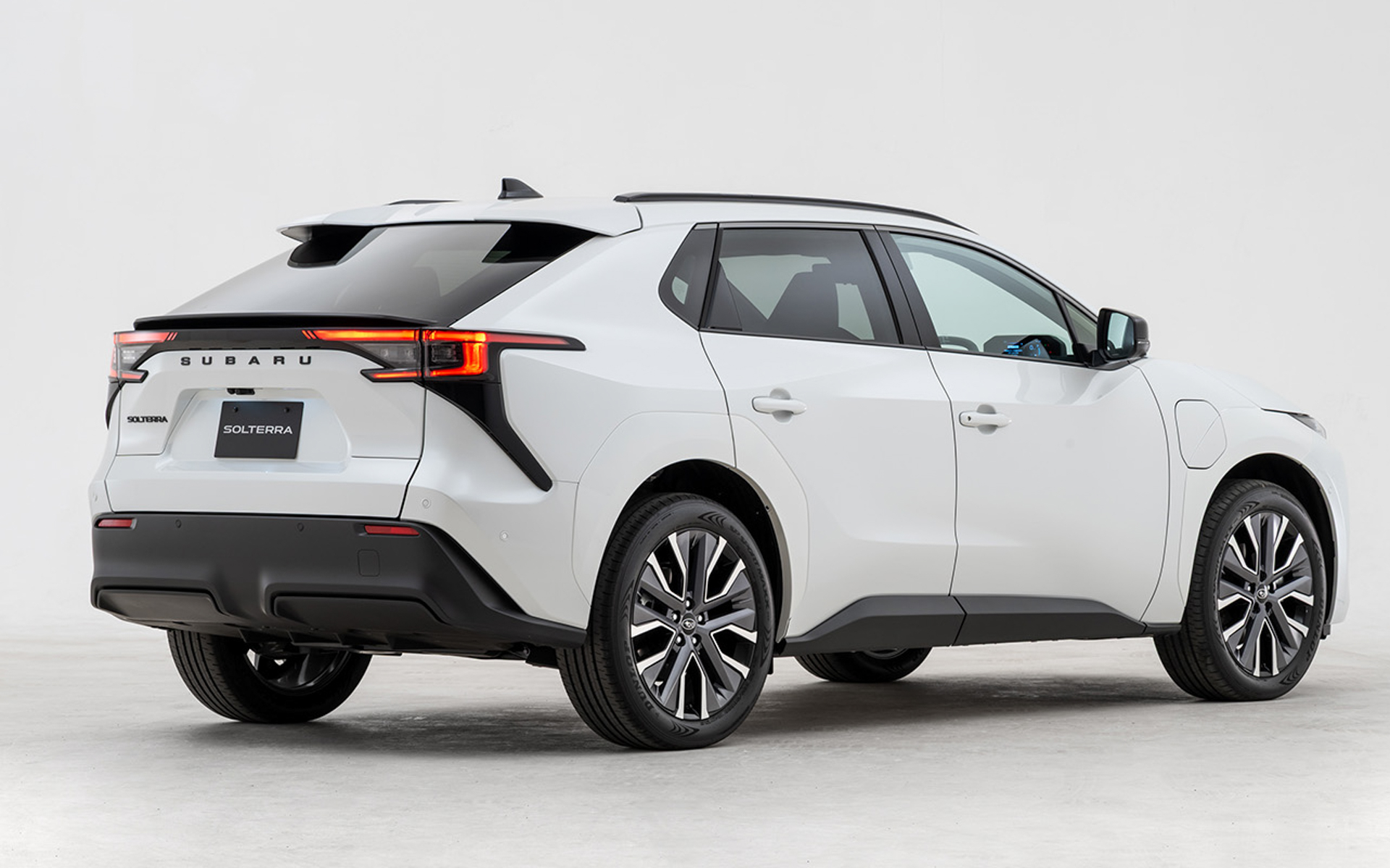 ボディサイズは4690×1860×1650mm（全長×全幅×全高）、ホイールベースは2850mm、最低地上高210mm、車両重量1880～2040kg