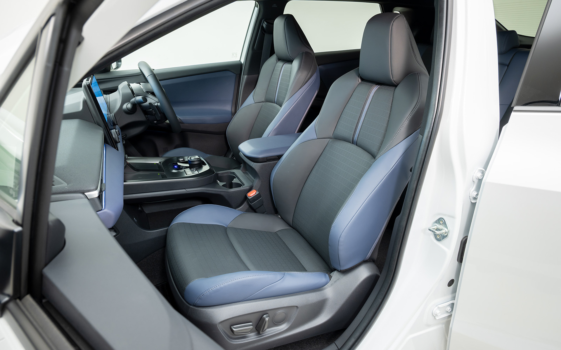 「ET-HS」の本革シートにはブルーを基調としたナッパレザーを採用