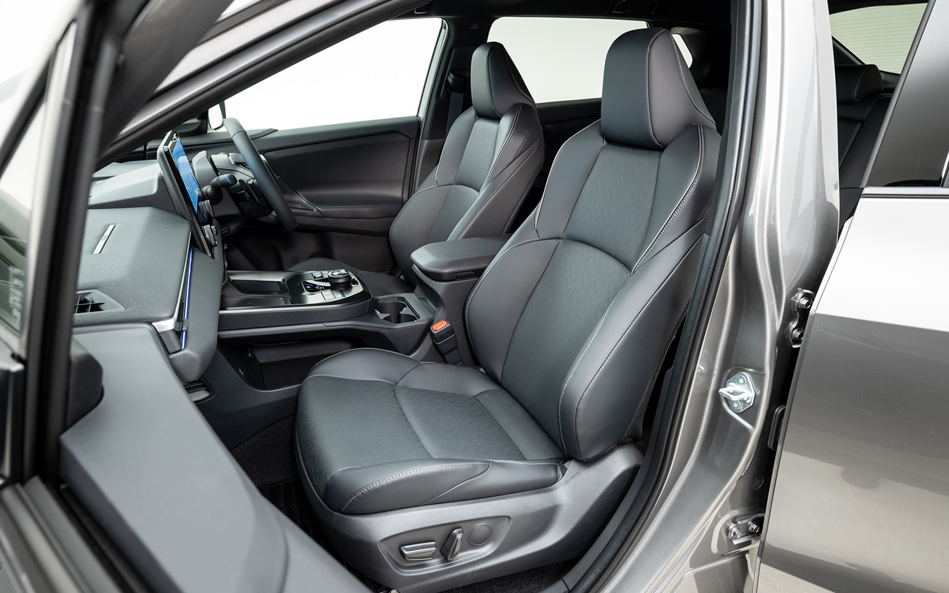 マルチカラーアンビエント照明（インパネ/インナードアハンドル）は64色から好みのカラーを選べる