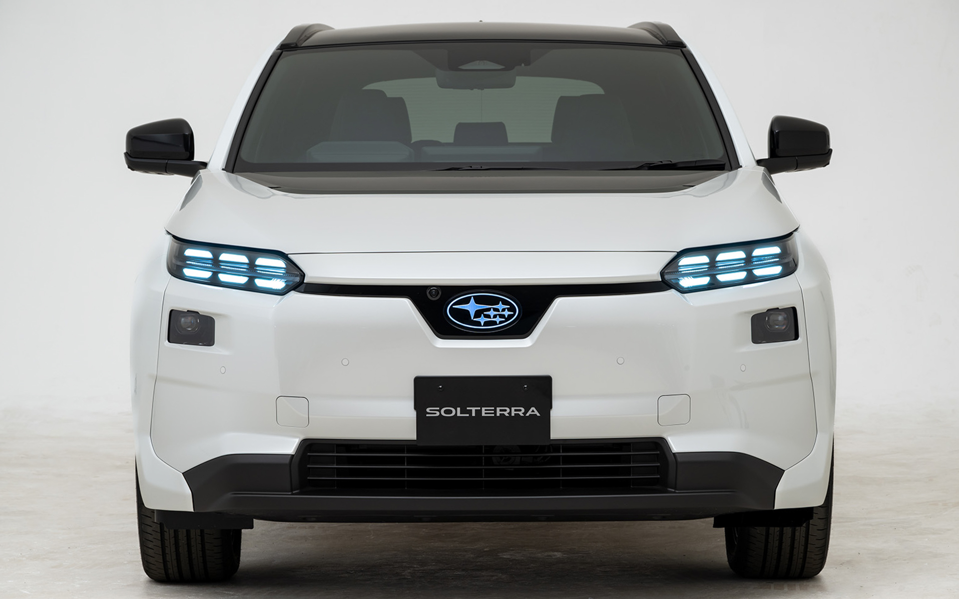 新デザインのヘッドライトとフロントバンパーを採用