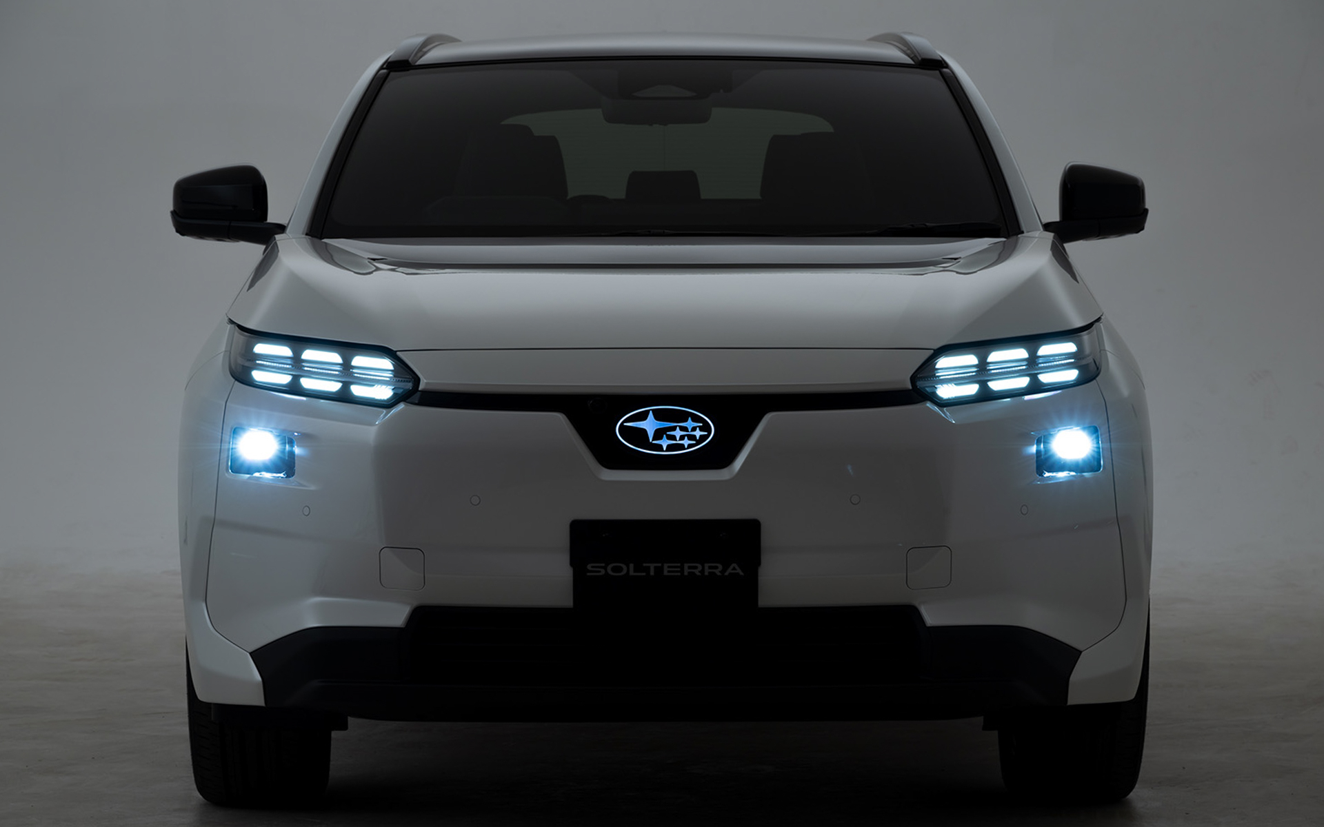 新デザインのヘッドライトとフロントバンパーを採用