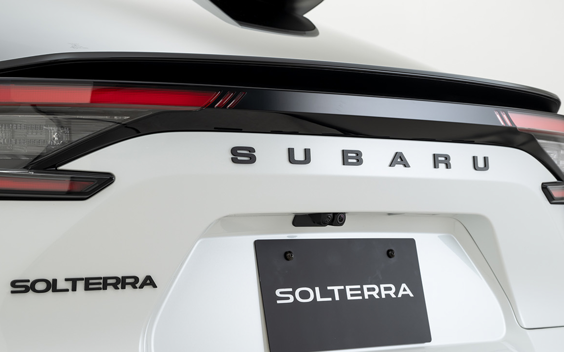 「SUBARU」ロゴの入ったリアゲートガーニッシュ