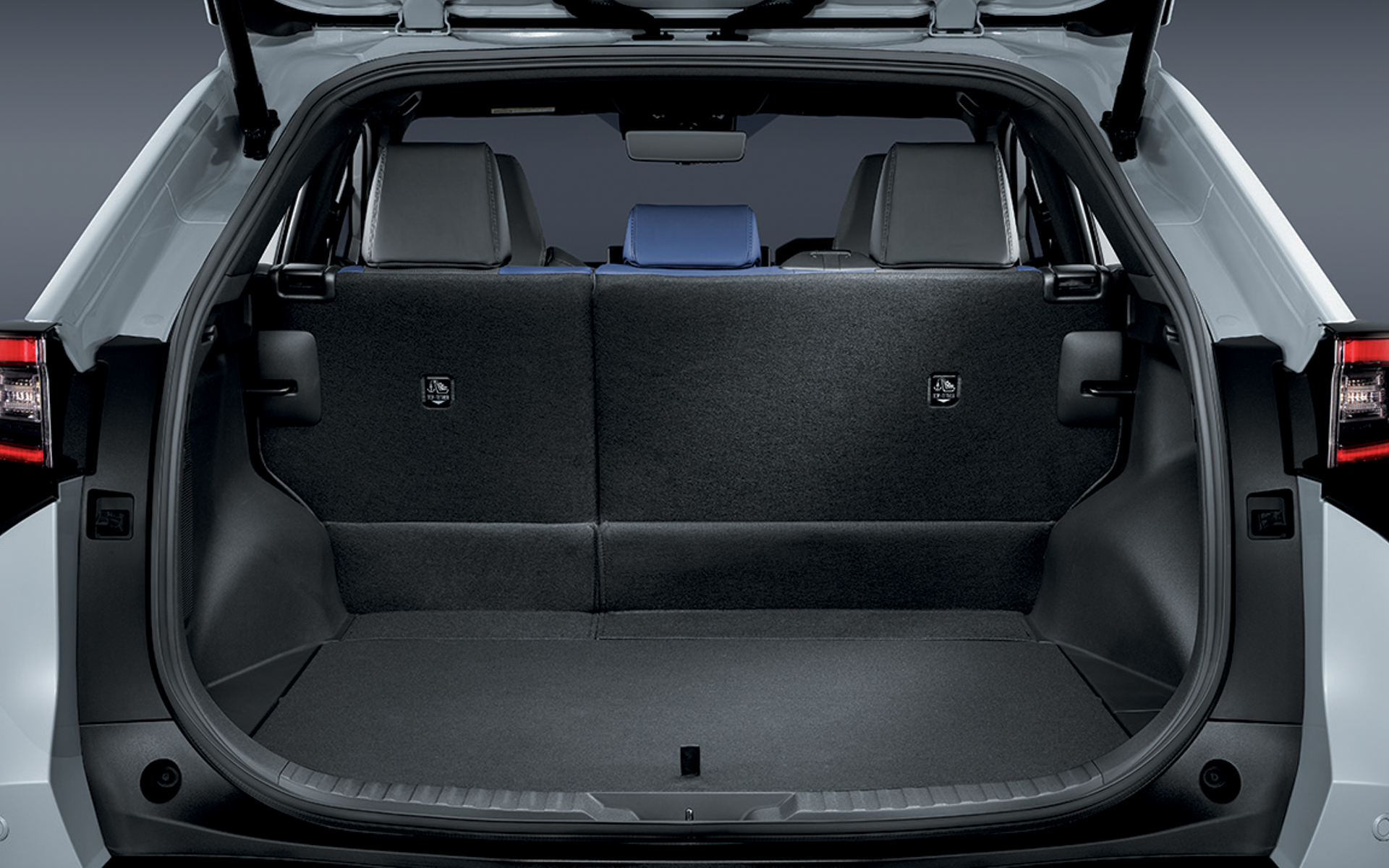 452L（VDA法）の大容量ラゲッジスペース。ET-HSは441L。足をボディ下にかざすと自動的に開く「キックセンサー付パワーバックドア」は全車標準装備