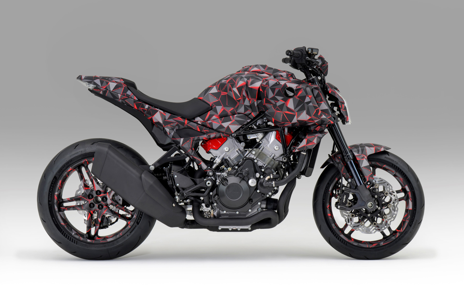 ホンダが公開した電子制御過給機付きV型3気筒エンジンを搭載したプロトタイプモデル「V3R 900 E-Compressor Prototype」