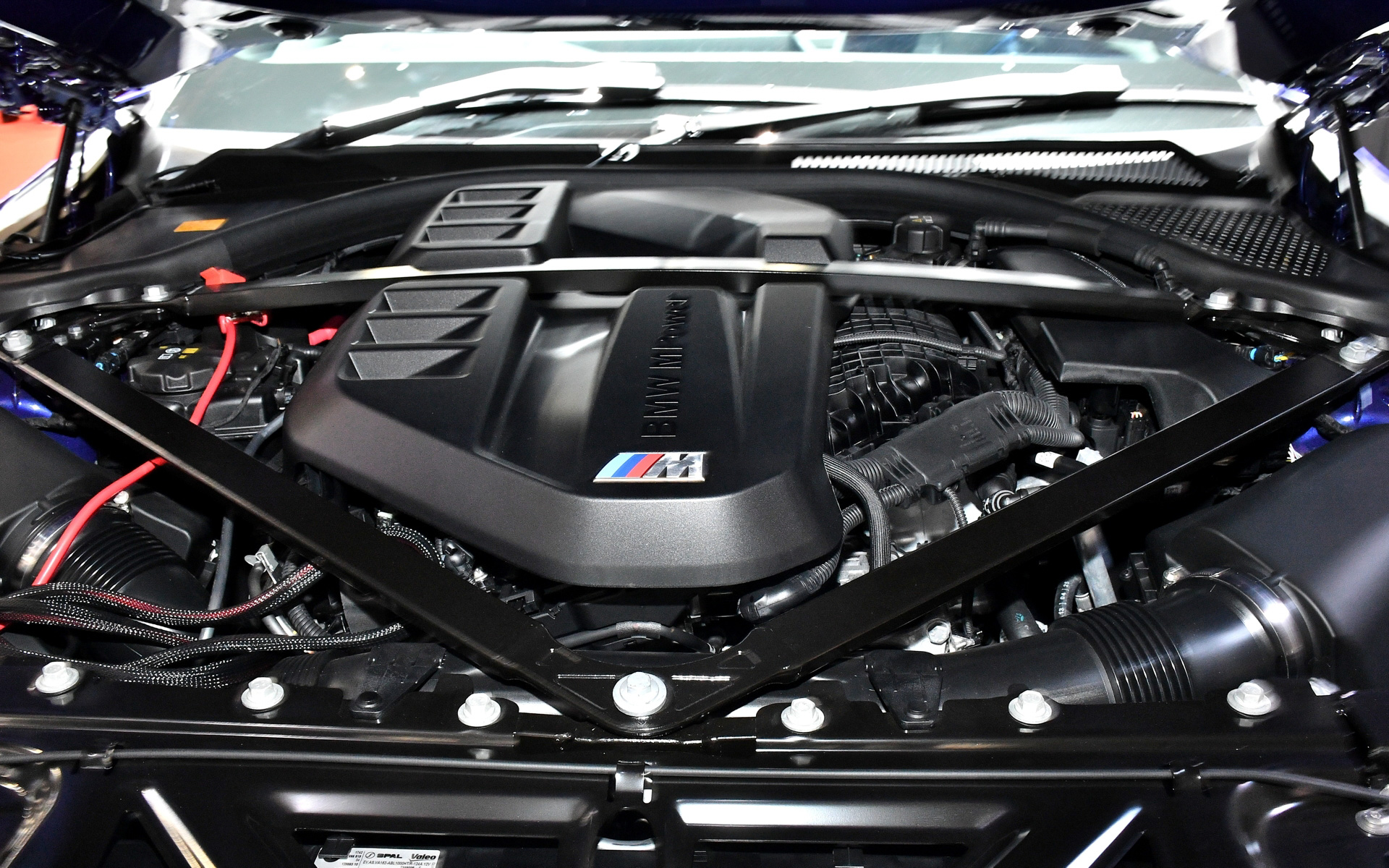 搭載される直列6気筒3.0リッターエンジンは、BMW 「M2」に比べ出力を約50PS向上させ最高出力を530PSに、トルクを約50Nm向上させ最大トルクを650Nmとした。さらに軽量化の実現により、0-100km/h加速は3.8 秒を実現している