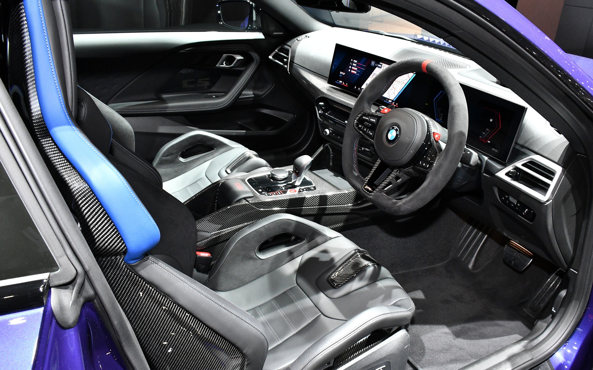 インテリアは、センター・マーク付きのM アルカンターラ・ステアリング、M カーボン・ファイバー・トリム、専用CFRP 製センター・コンソール、CS ロゴ・イルミネーション、前席にM カーボン・バケット・シート等を採用