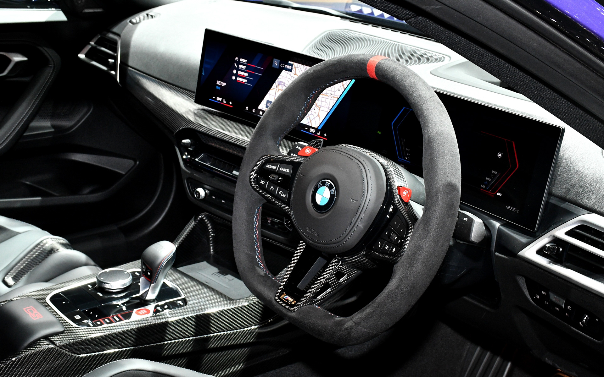 インテリアは、センター・マーク付きのM アルカンターラ・ステアリング、M カーボン・ファイバー・トリム、専用CFRP 製センター・コンソール、CS ロゴ・イルミネーション、前席にM カーボン・バケット・シート等を採用