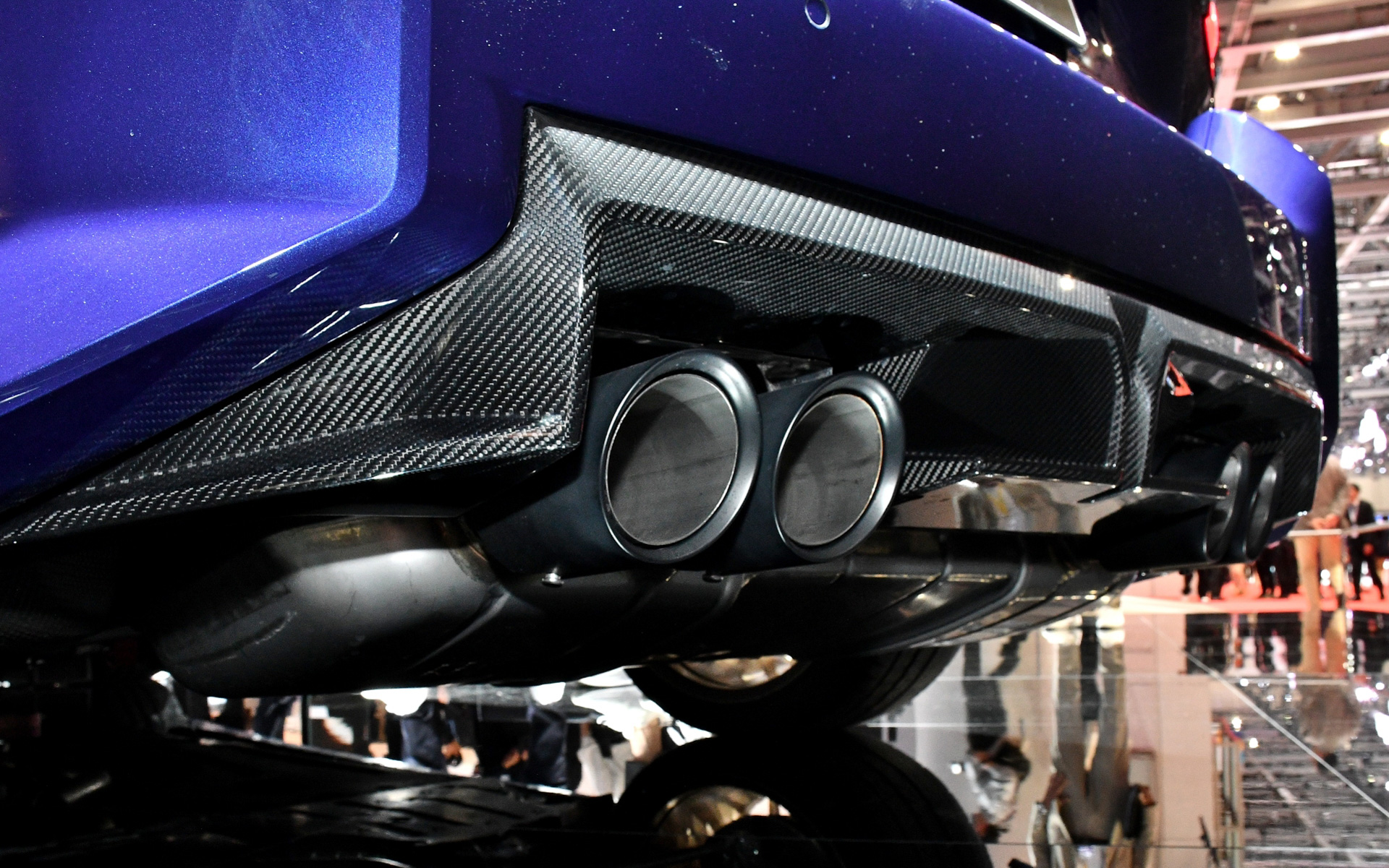 ルーフやトランク・リッドなどにCFRP（炭素繊維強化プラスチック）を採用