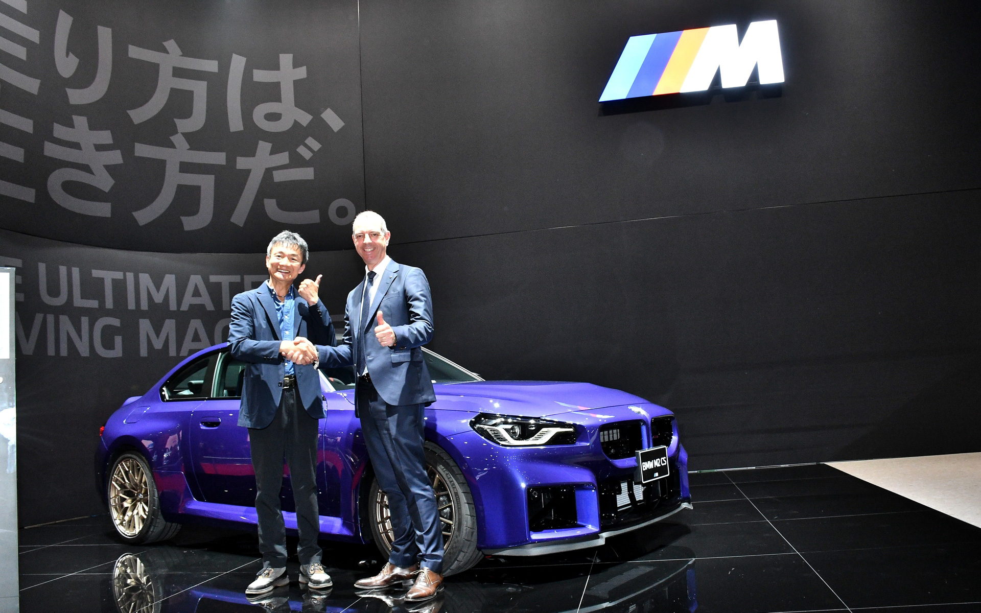 岡本幸一郎（左）とBMW MのFranciccus van Meel社長（右）