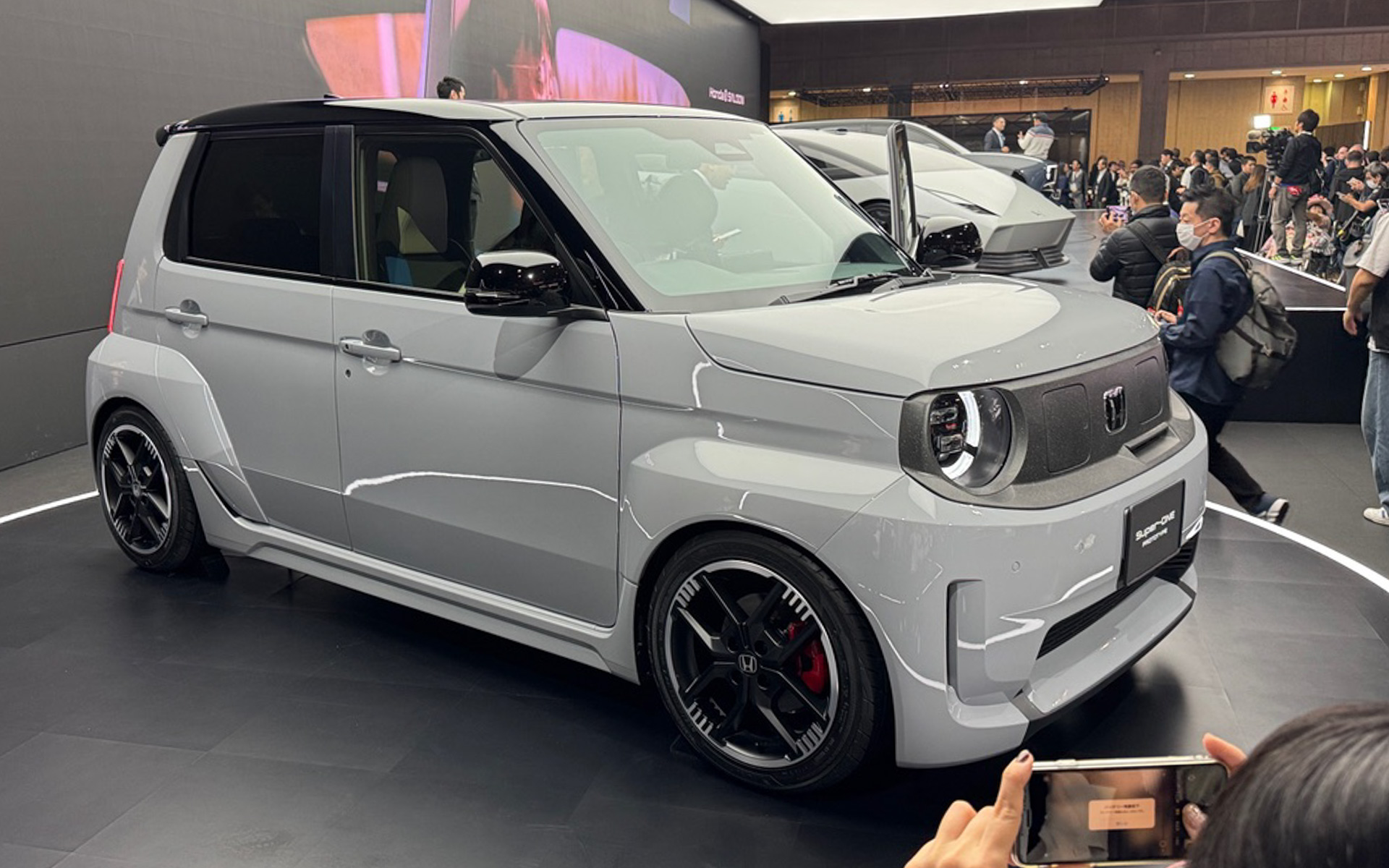 軽EVのN-ONE e:をベースに、往年のブルドッグへのオマージュが見て取れるHonda　Super ONE。お値段も気になるところです