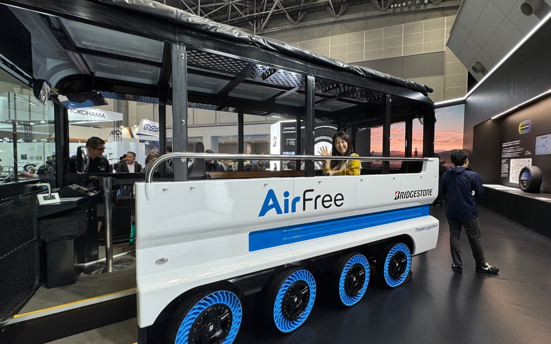 2008年から徐々に進化してきて、いよいよ公道での実証実験段階に入ってきた、ブリヂストンの空気充填がいらないタイヤ。10人乗りバスタイプのグリーンスローモビリティに装着されています