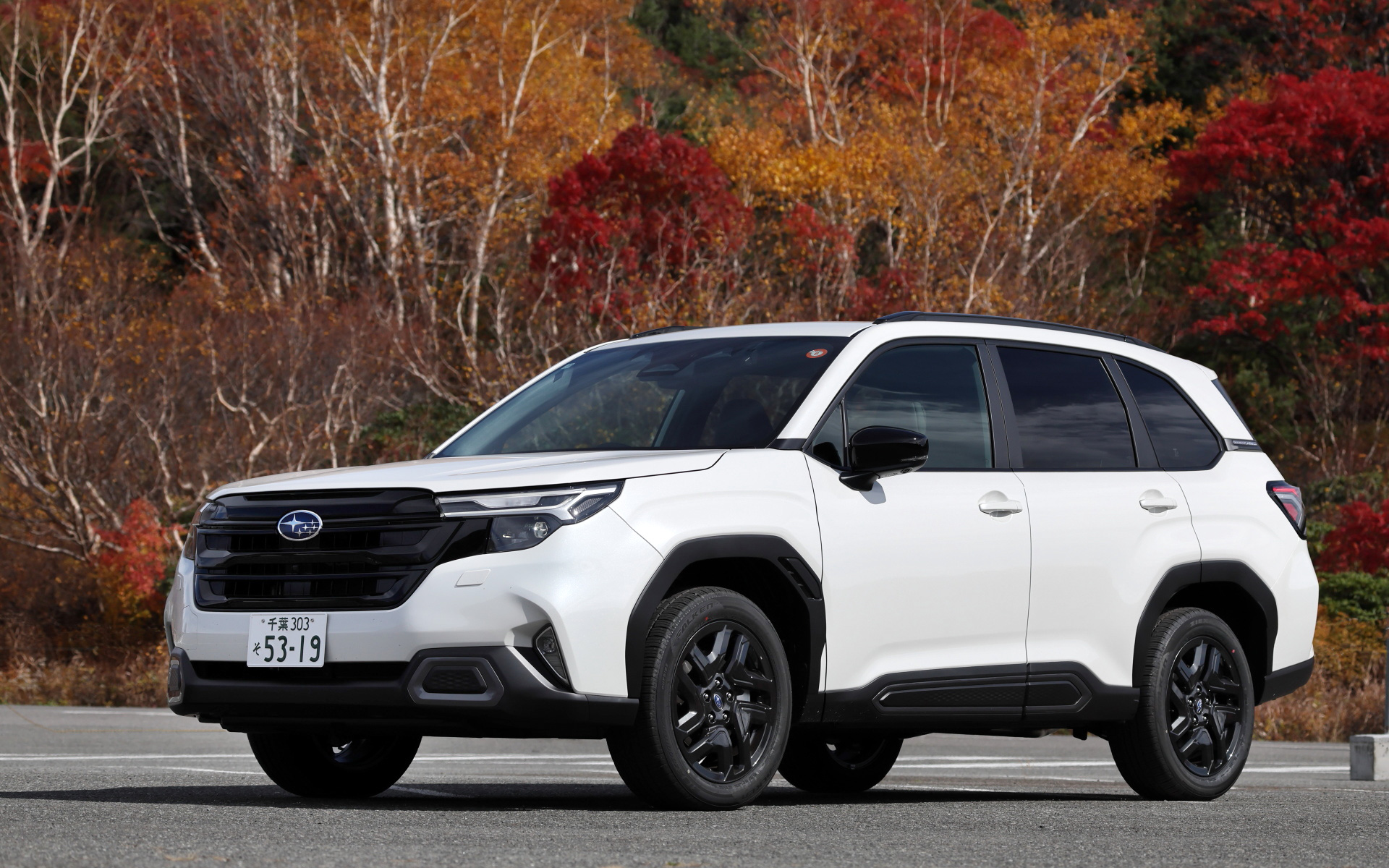 内外装をブラックやダークグレーのダークトーンでコーディネートした特別仕様車となるフォレスター SPORT EX Black Selection。ボディサイズは4655×1830×1730mm（全長×全幅×全高）、ホイールベースは2670mm。最低地上高は220mmを確保する。車両重量は1640～1660kg