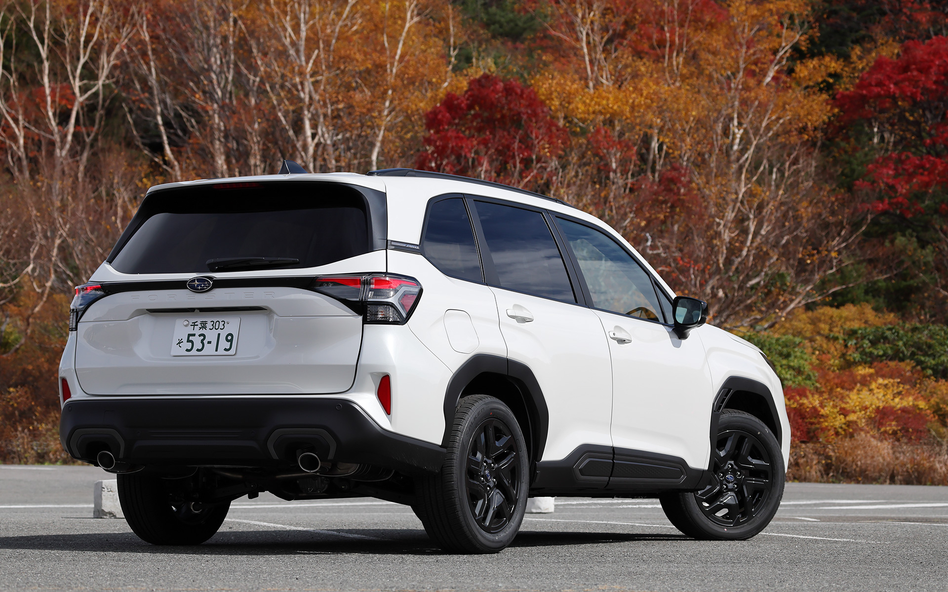 内外装をブラックやダークグレーのダークトーンでコーディネートした特別仕様車となるフォレスター SPORT EX Black Selection。ボディサイズは4655×1830×1730mm（全長×全幅×全高）、ホイールベースは2670mm。最低地上高は220mmを確保する。車両重量は1640～1660kg