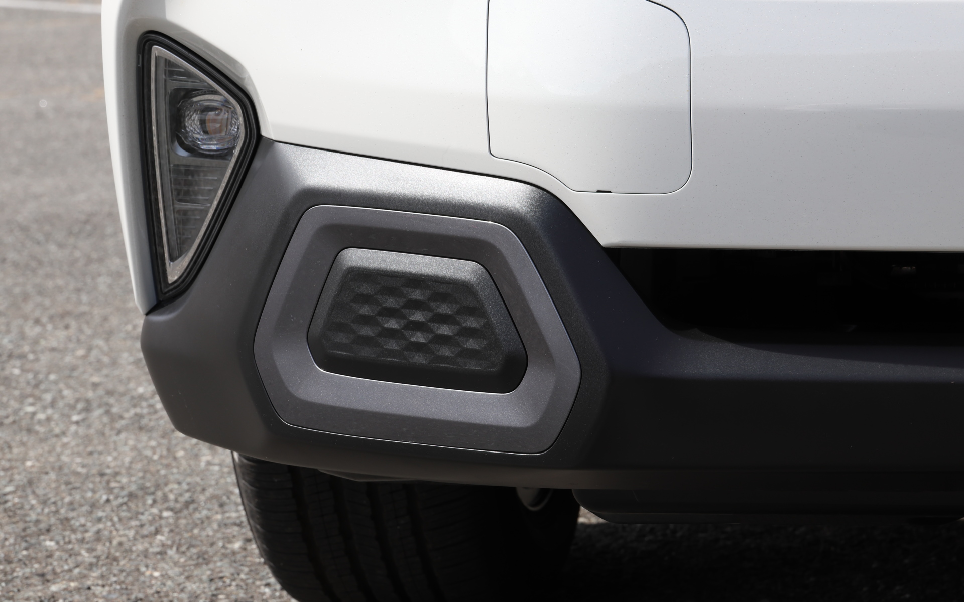 フロントとリアの加飾、「シンメトリカルAWD」と刻まれたDピラーのオーナメントなどがダークグレーへと変更された。ダークメタリック塗装の18インチアルミホイールにはファルケンのオールシーズンタイヤ「ZIEX ZE001A A/S」（225/55R18）を装着する