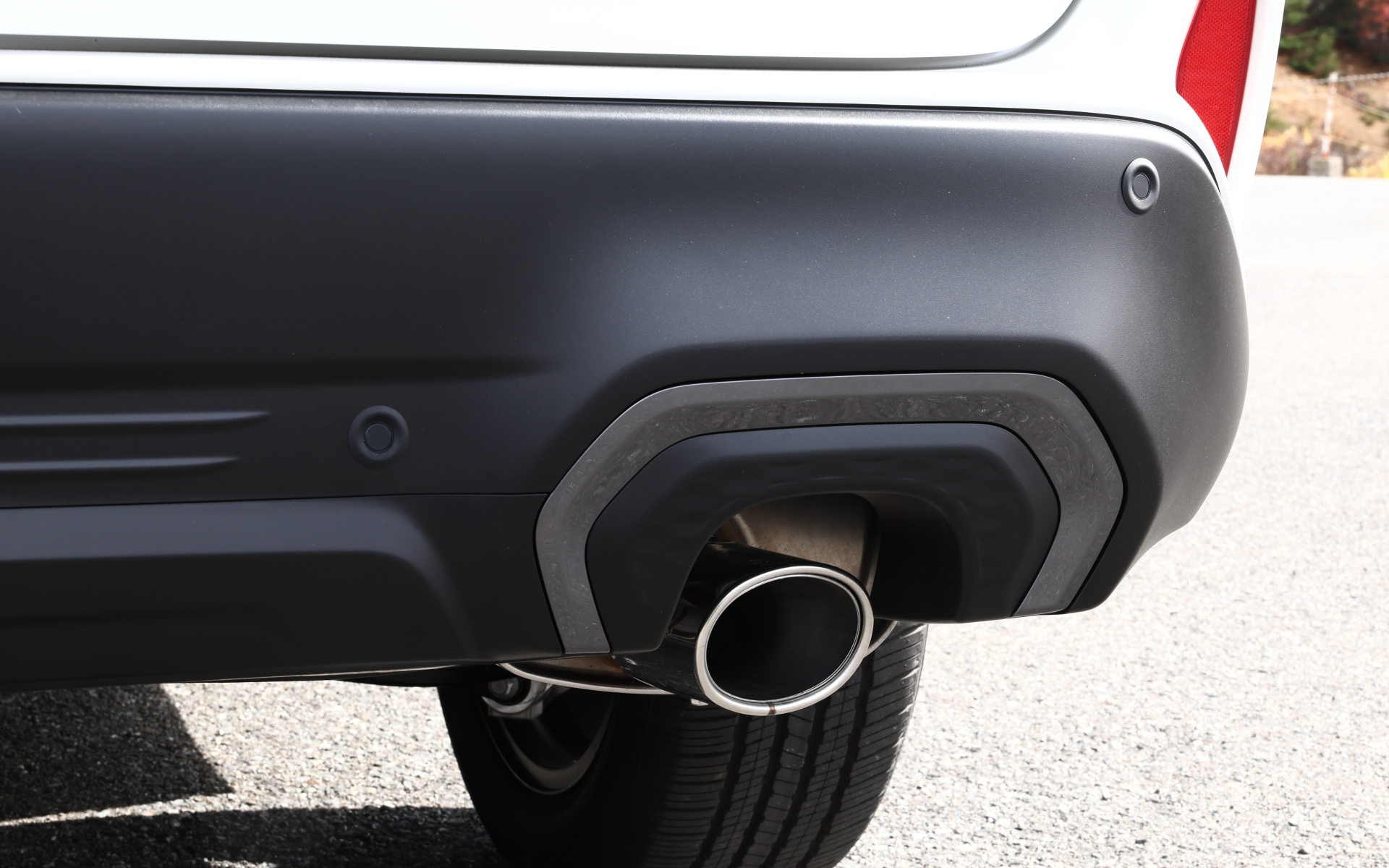 フロントとリアの加飾、「シンメトリカルAWD」と刻まれたDピラーのオーナメントなどがダークグレーへと変更された。ダークメタリック塗装の18インチアルミホイールにはファルケンのオールシーズンタイヤ「ZIEX ZE001A A/S」（225/55R18）を装着する