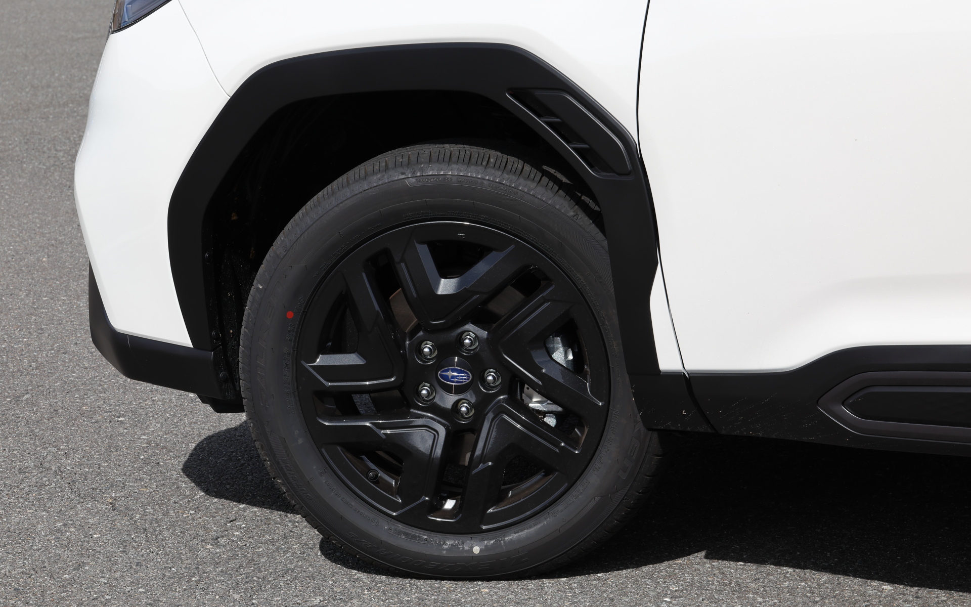 フロントとリアの加飾、「シンメトリカルAWD」と刻まれたDピラーのオーナメントなどがダークグレーへと変更された。ダークメタリック塗装の18インチアルミホイールにはファルケンのオールシーズンタイヤ「ZIEX ZE001A A/S」（225/55R18）を装着する