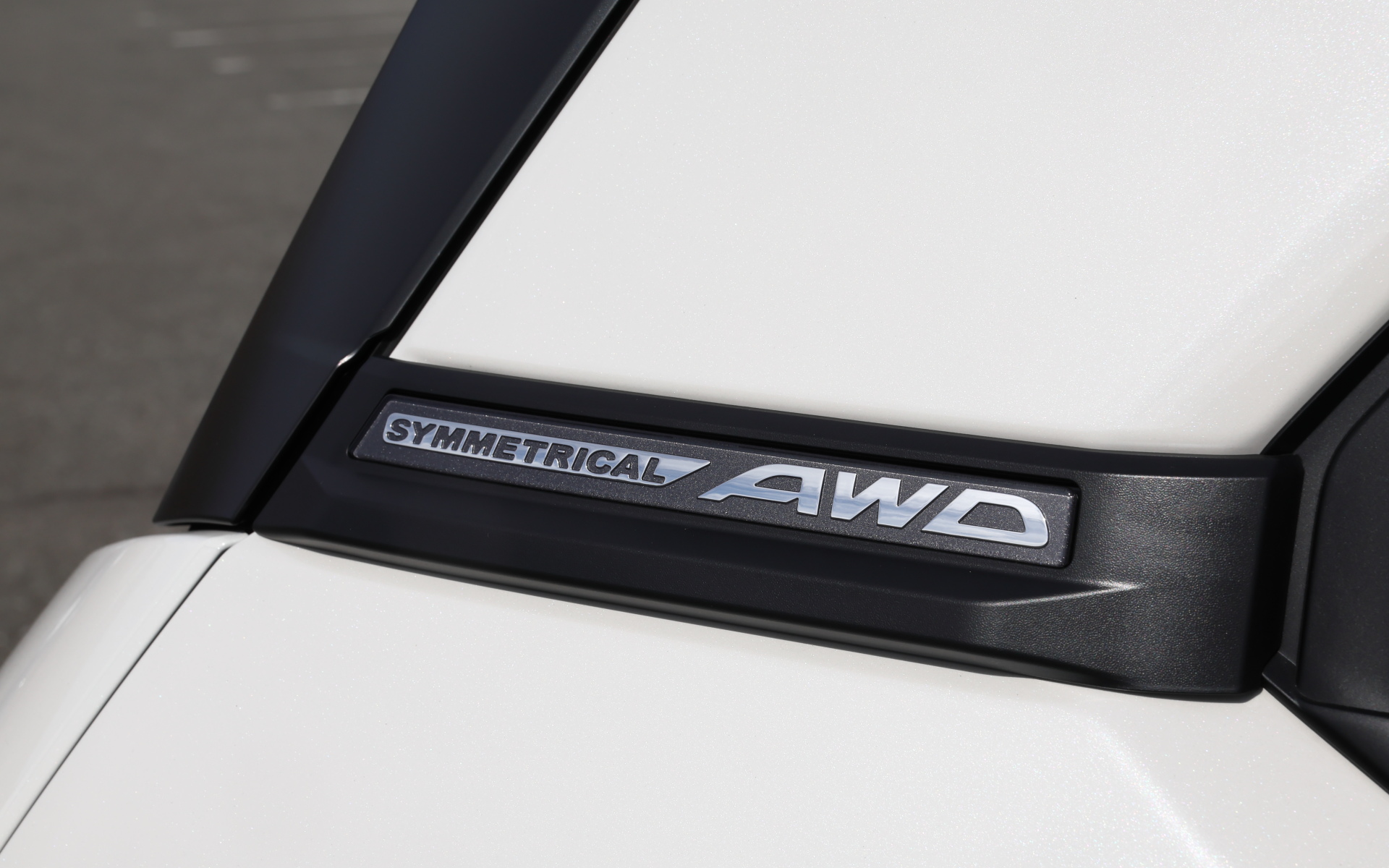 フロントとリアの加飾、「シンメトリカルAWD」と刻まれたDピラーのオーナメントなどがダークグレーへと変更された。ダークメタリック塗装の18インチアルミホイールにはファルケンのオールシーズンタイヤ「ZIEX ZE001A A/S」（225/55R18）を装着する