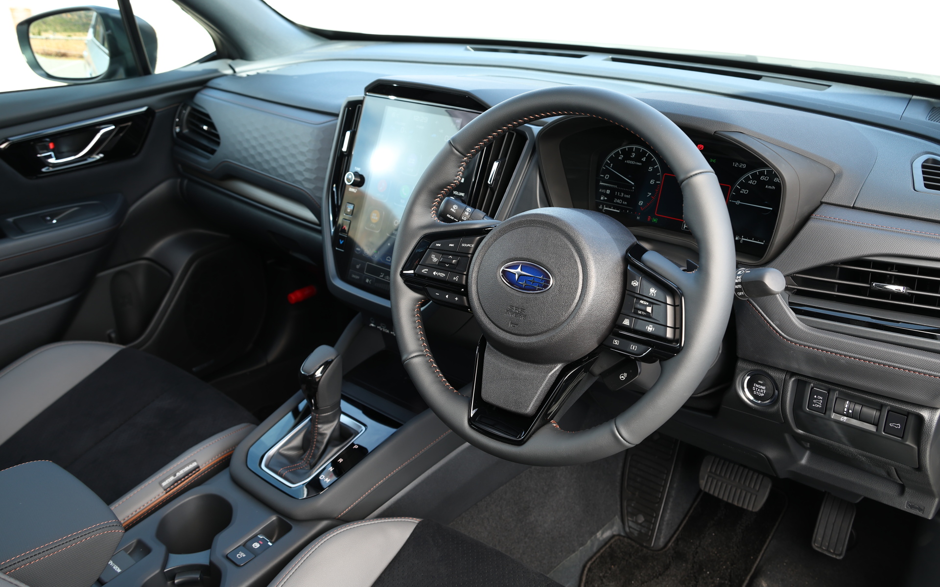 インパネ加飾パネルが金属調になったり、ステアリングやシフトレバーの加飾がピアノブラックになったりと、落ち着いた印象のインテリア。その中でもブラウンのステッチやシートのパイピングが良いアクセントとなっている