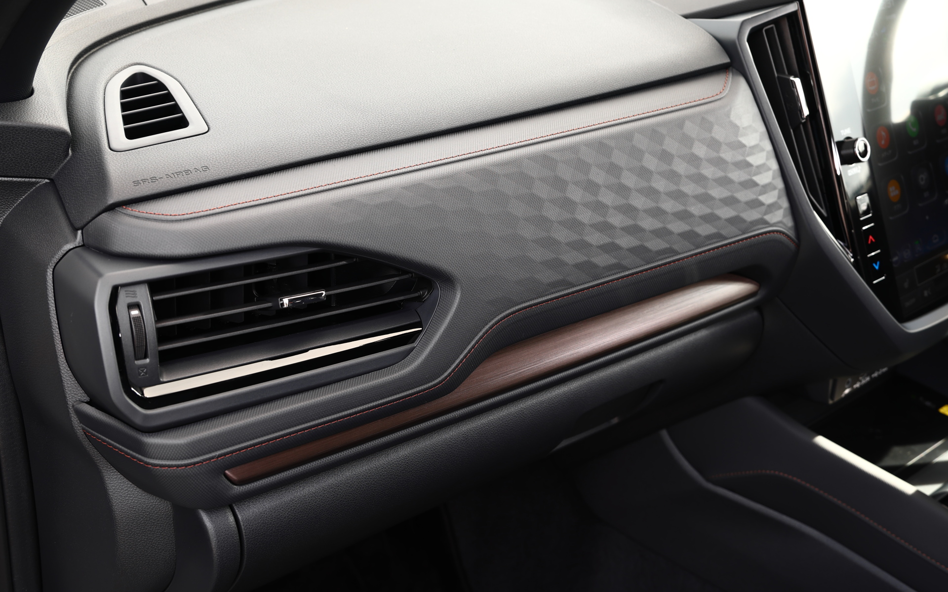 インパネ加飾パネルが金属調になったり、ステアリングやシフトレバーの加飾がピアノブラックになったりと、落ち着いた印象のインテリア。その中でもブラウンのステッチやシートのパイピングが良いアクセントとなっている