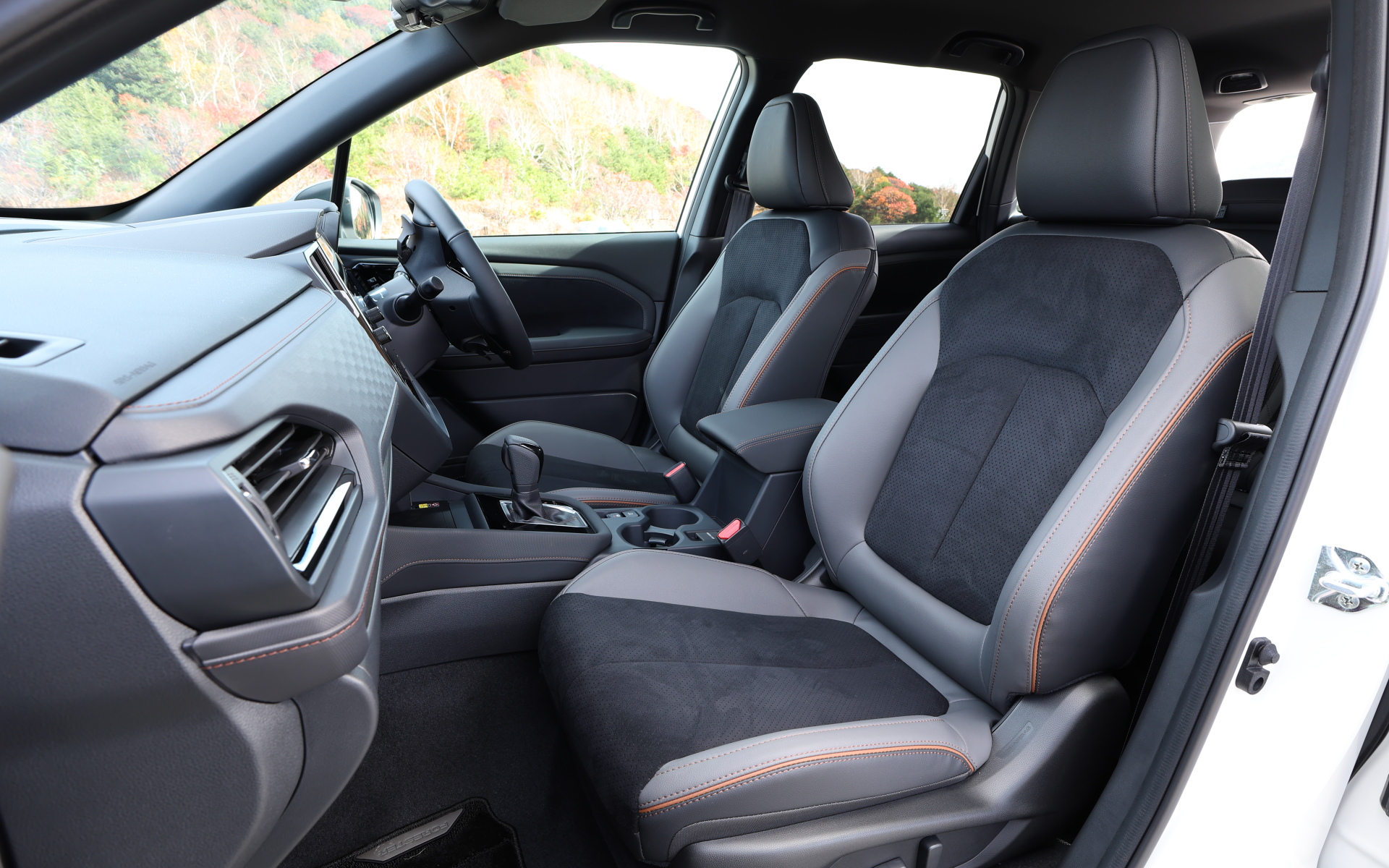 インパネ加飾パネルが金属調になったり、ステアリングやシフトレバーの加飾がピアノブラックになったりと、落ち着いた印象のインテリア。その中でもブラウンのステッチやシートのパイピングが良いアクセントとなっている