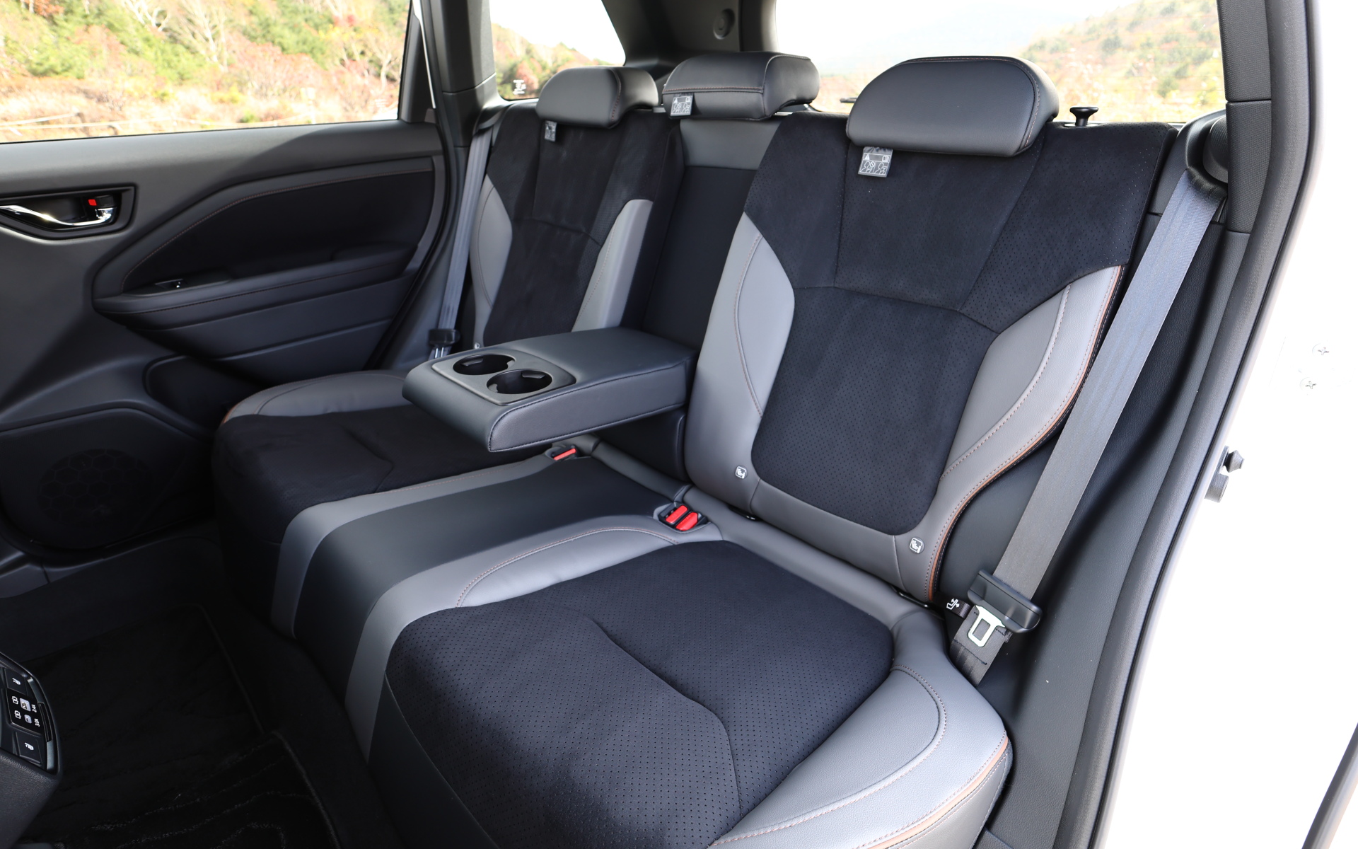 インパネ加飾パネルが金属調になったり、ステアリングやシフトレバーの加飾がピアノブラックになったりと、落ち着いた印象のインテリア。その中でもブラウンのステッチやシートのパイピングが良いアクセントとなっている