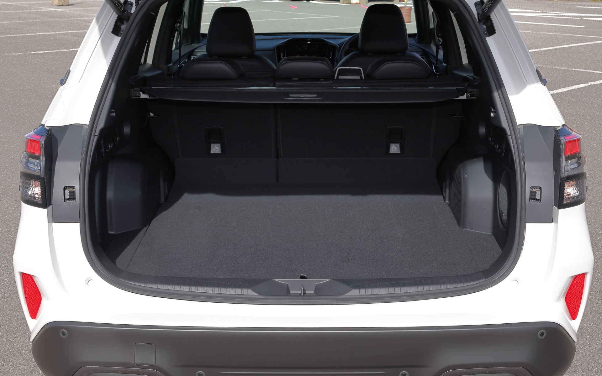 ラゲッジ容量は定員乗車時で489L（サブトランク23L）という広々サイズ。3人分のスーツケース＋撮影機材を積載してもまだまだ余裕。帰省してお土産などを買い込んでも十分積める広さがある