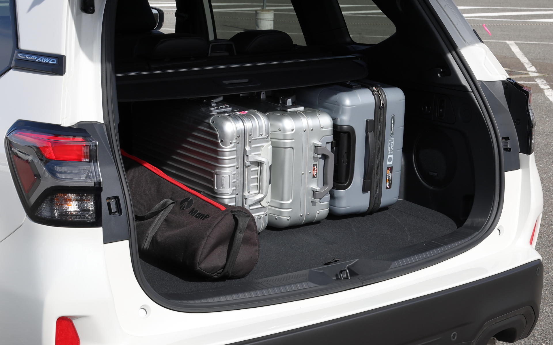 ラゲッジ容量は定員乗車時で489L（サブトランク23L）という広々サイズ。3人分のスーツケース＋撮影機材を積載してもまだまだ余裕。帰省してお土産などを買い込んでも十分積める広さがある