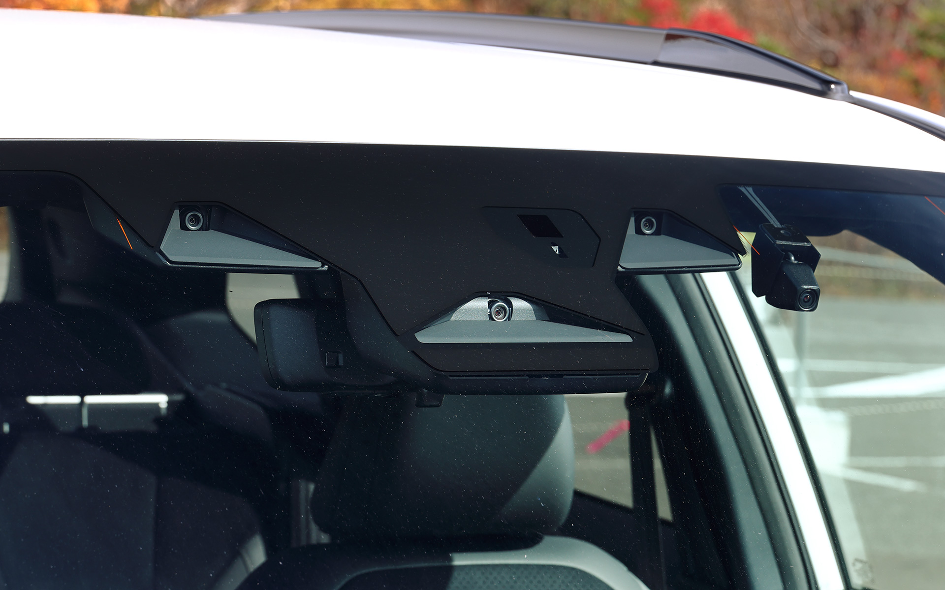 視野が広角化したステレオカメラと超広角の単眼カメラの“3つの目”に加え、レーダーで広い範囲を見わたし、“ぶつからない”をサポートするスバル独自の運転支援技術「アイサイト」。さらに「アイサイトX」搭載車では高速道路上での運転を支援する機能も備える。全車速追従機能付クルーズコントロールやアイサイトXのON/OFFなどはステアリングスポークに配置されるスイッチから行なう