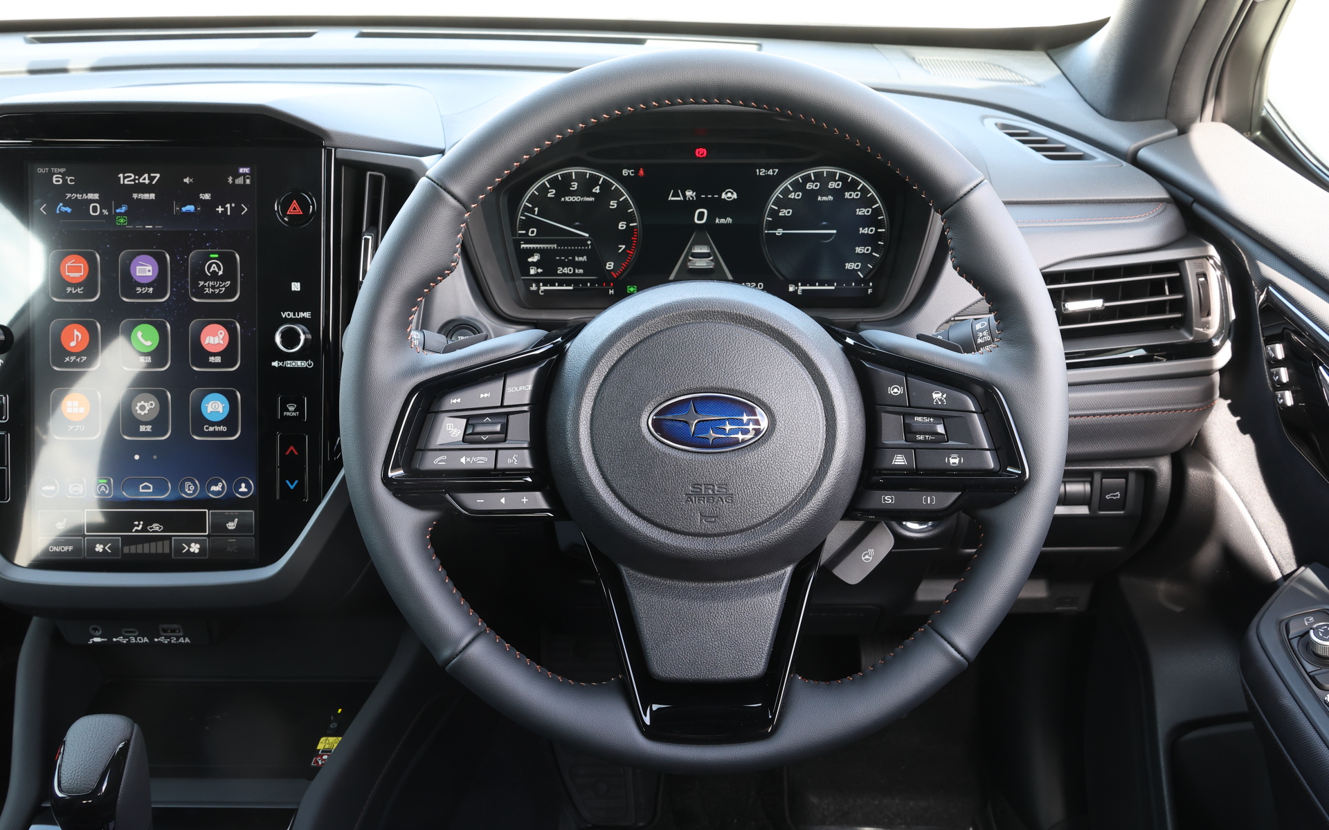視野が広角化したステレオカメラと超広角の単眼カメラの“3つの目”に加え、レーダーで広い範囲を見わたし、“ぶつからない”をサポートするスバル独自の運転支援技術「アイサイト」。さらに「アイサイトX」搭載車では高速道路上での運転を支援する機能も備える。全車速追従機能付クルーズコントロールやアイサイトXのON/OFFなどはステアリングスポークに配置されるスイッチから行なう