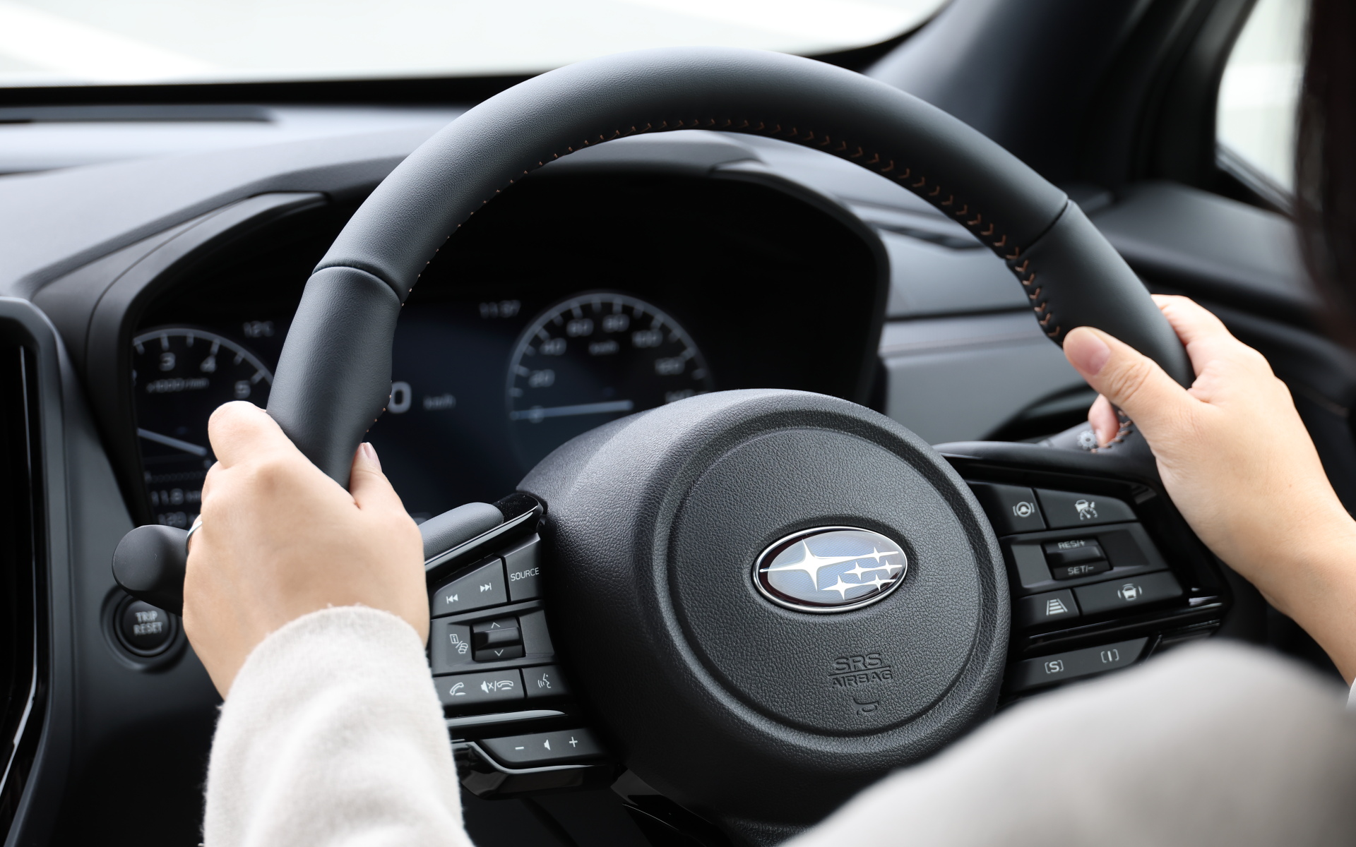 フォレスターには前席のシートヒーターだけでなく、後席シートヒーターやステアリングヒーターも標準装備。寒い冬でも快適なドライブができる