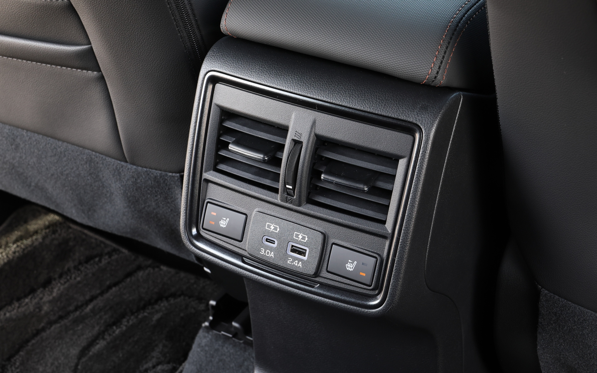 フォレスターには前席のシートヒーターだけでなく、後席シートヒーターやステアリングヒーターも標準装備。寒い冬でも快適なドライブができる