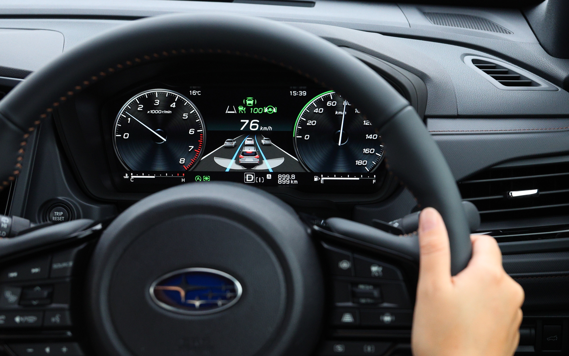 ツーリングアシストをONにすると、運転のうまい人が前後左右を見張りながら絶妙な加減速で車間距離を維持してくれるような感覚になる。また、渋滞時には高度運転支援システムのアイサイトXでハンズオフ走行ができる。もちろん、周囲をしっかりと確認している必要はあるが、ステアリングから手を離して、アクセル・ブレーキの操作から解放されるだけでも、かなり楽な気持ちになれる。どちらの機能も、寄り道をしないでまっすぐ帰る“移動組”にとっても運転のストレスを減らしてくれるものになるだろう