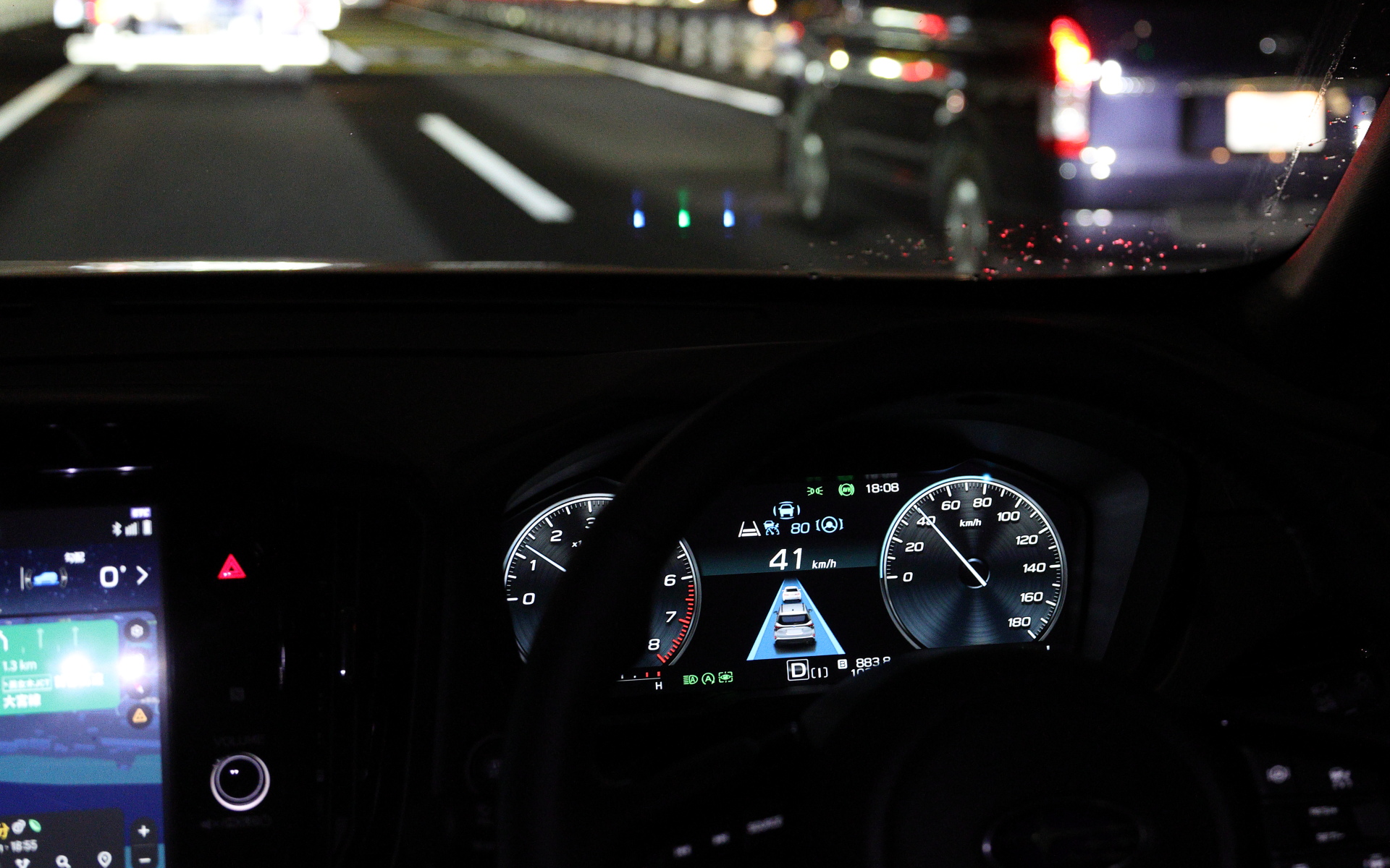 ツーリングアシストをONにすると、運転のうまい人が前後左右を見張りながら絶妙な加減速で車間距離を維持してくれるような感覚になる。また、渋滞時には高度運転支援システムのアイサイトXでハンズオフ走行ができる。もちろん、周囲をしっかりと確認している必要はあるが、ステアリングから手を離して、アクセル・ブレーキの操作から解放されるだけでも、かなり楽な気持ちになれる。どちらの機能も、寄り道をしないでまっすぐ帰る“移動組”にとっても運転のストレスを減らしてくれるものになるだろう