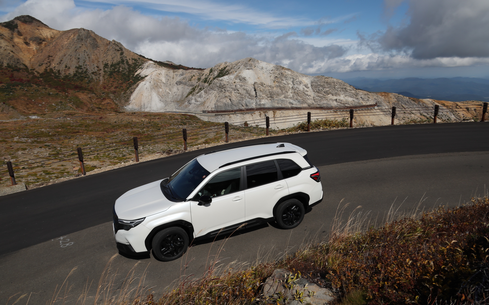 磐梯吾妻スカイラインでは、圧巻の景色の中を走ることができる