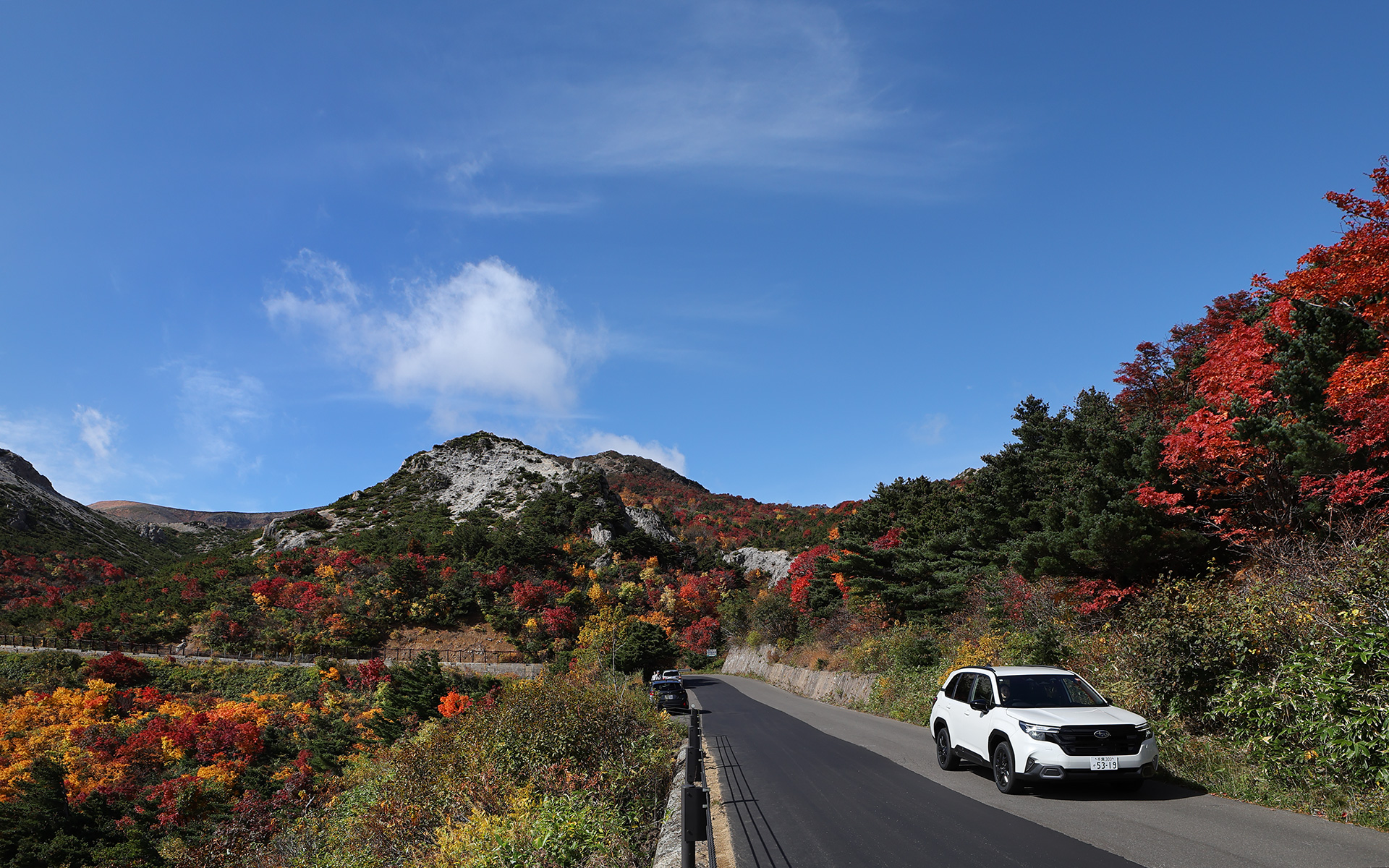 磐梯吾妻スカイラインでは、圧巻の景色の中を走ることができる