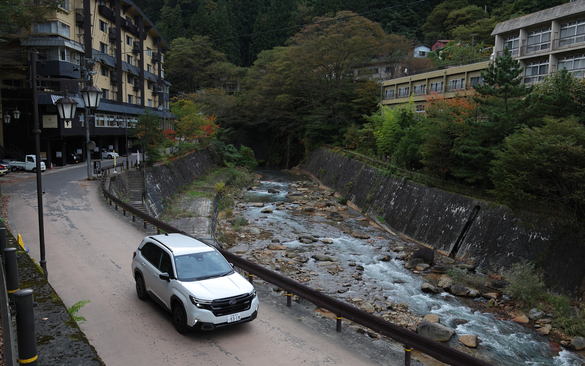 川が流れる山あいの温泉地「土湯温泉」にも立ち寄り。無料の足湯が何か所もあるため、最高の休憩ができる