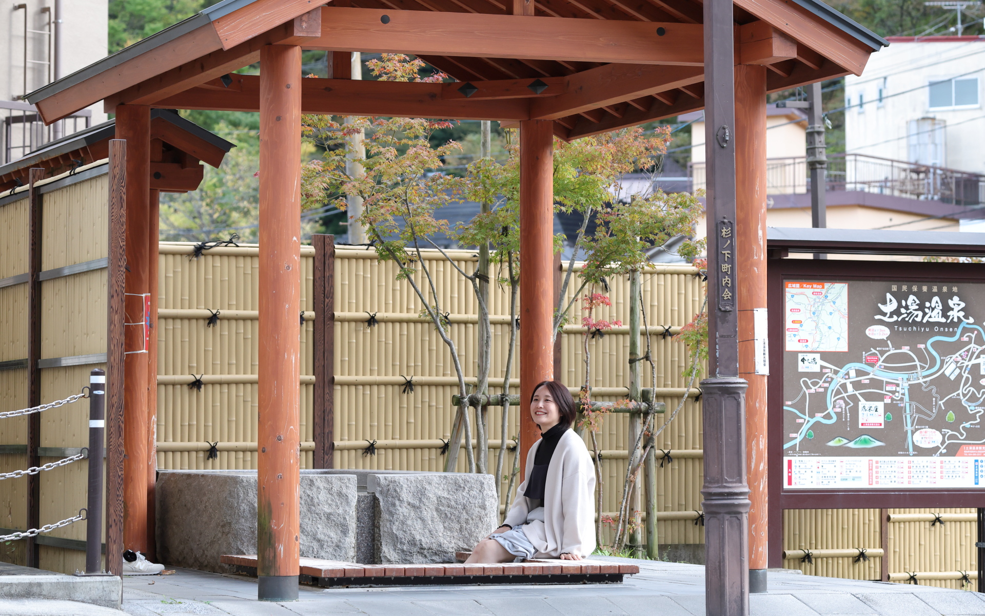 川が流れる山あいの温泉地「土湯温泉」にも立ち寄り。無料の足湯が何か所もあるため、最高の休憩ができる