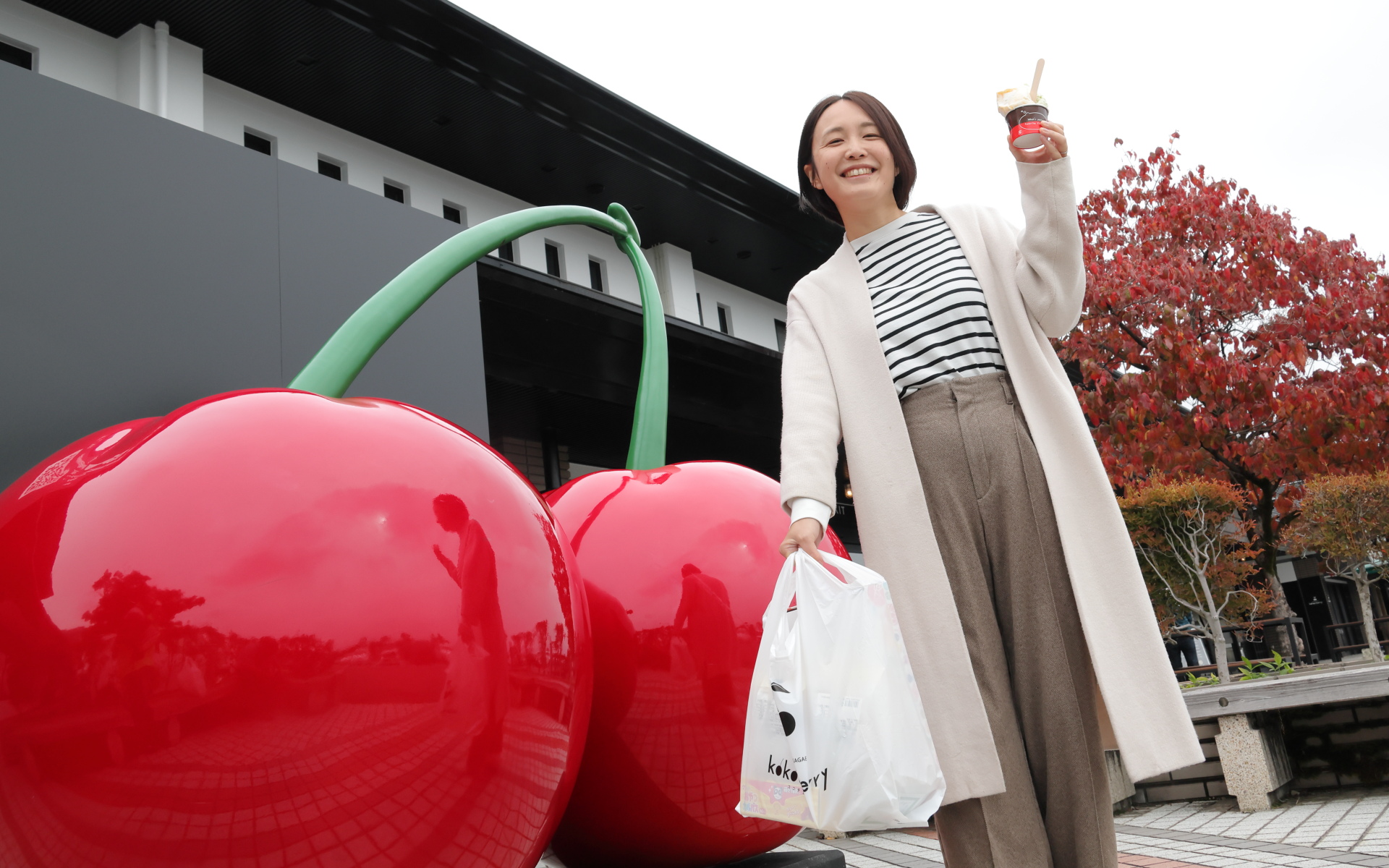 フォレスターで地元・山形に向かったのは、自動車ライターであり、イラストレーターとしても活躍している伊藤梓。クルマ好きが高じて、2014年にグラフィックデザイナーから自動車雑誌カーグラフィックの編集者へと転身し、より幅広くクルマの魅力を伝えるため、2018年に独立してフリーランスに。ラジオパーソナリティを務めた経験を活かし、自動車関連の動画やイベントなどにも出演している。若い世代やクルマに興味がない方にも魅力を伝えられるような発信を心がけている。今回、山形にある東北最大級の道の駅「チェリーランドさがえ」に立ち寄ってお土産を買い込み、地元の食材を使ったジェラートを食べてご満悦