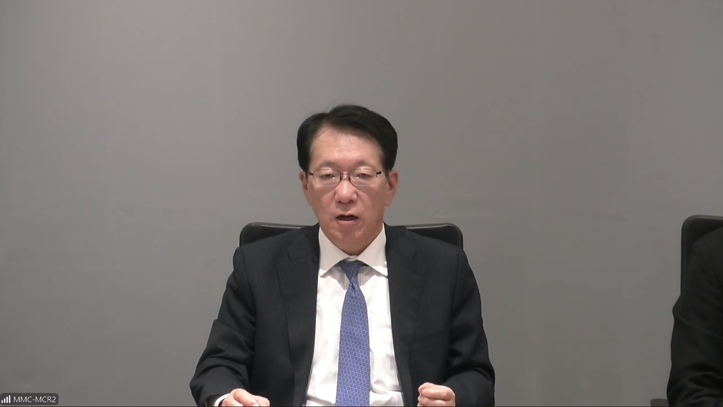 質疑応答で回答する加藤社長