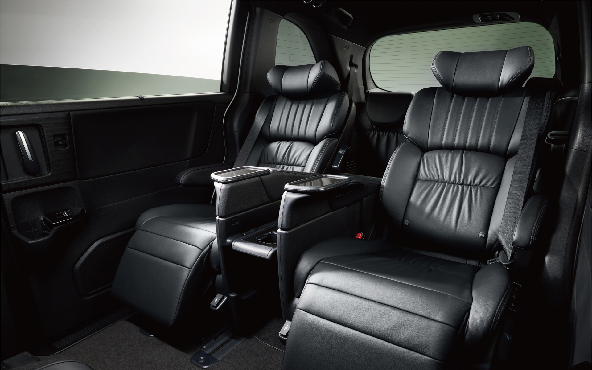 2列目両側アームレスト付き4ウェイパワーシート（リクライニング/オットマン）