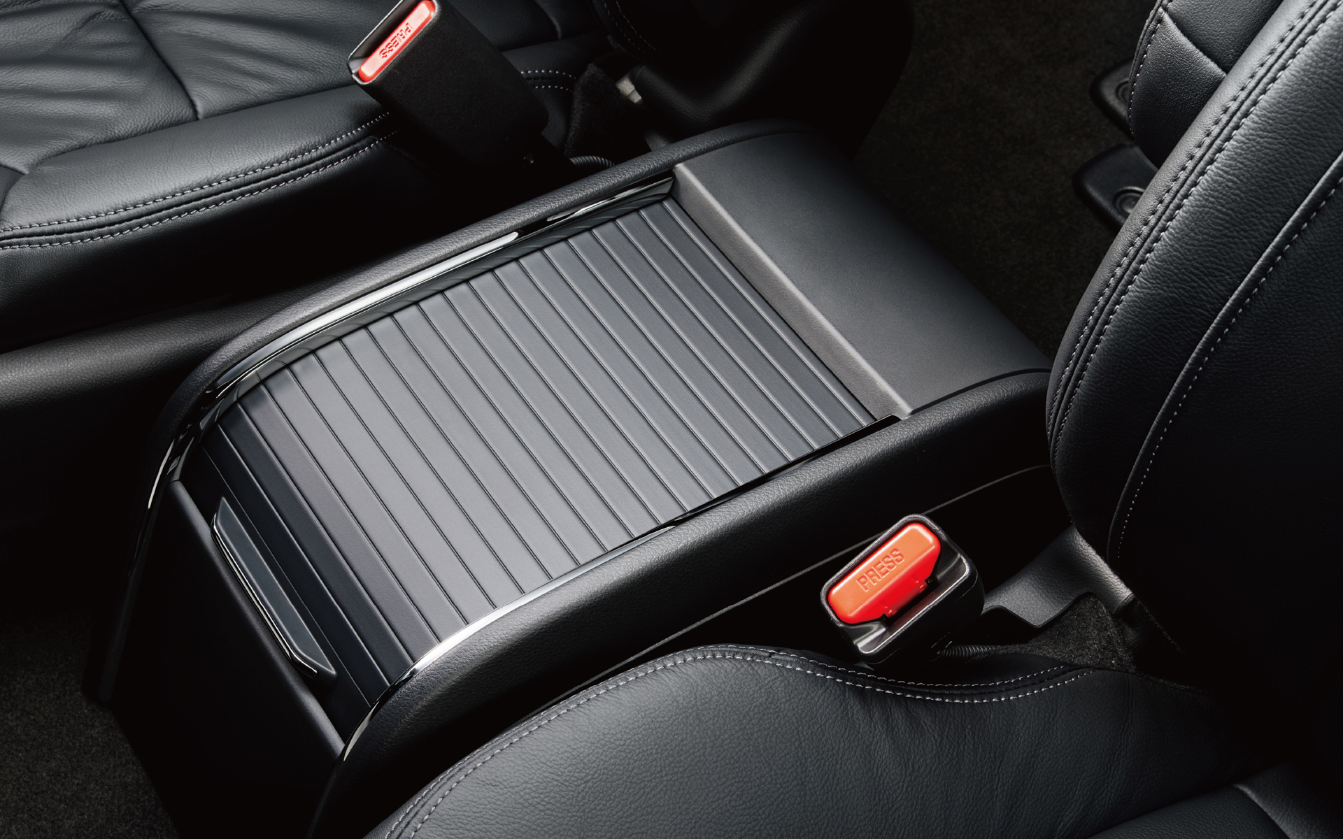 センターコンソールボックス（1列目シート）