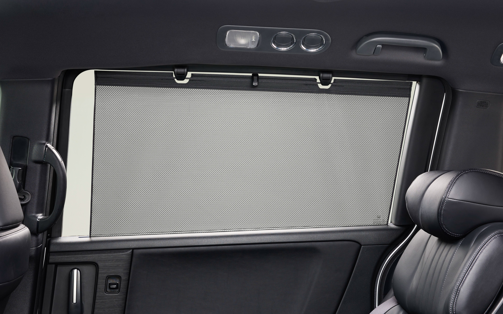 2列目大型ロールサンシェードを全グレードに標準装備