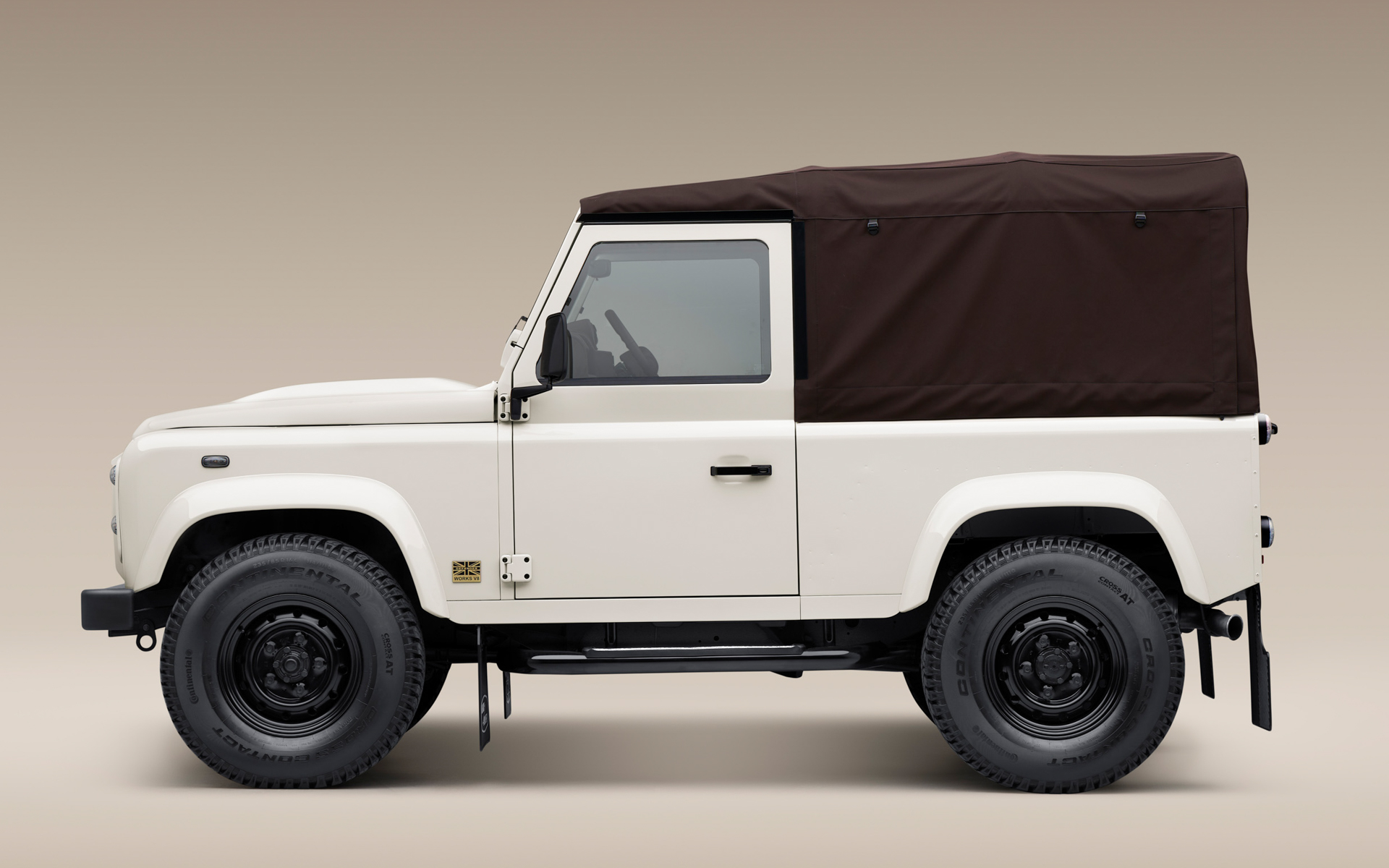 クラシック ディフェンダー ワークス V8 ムロマチ エディション 90はソフトトップ仕様