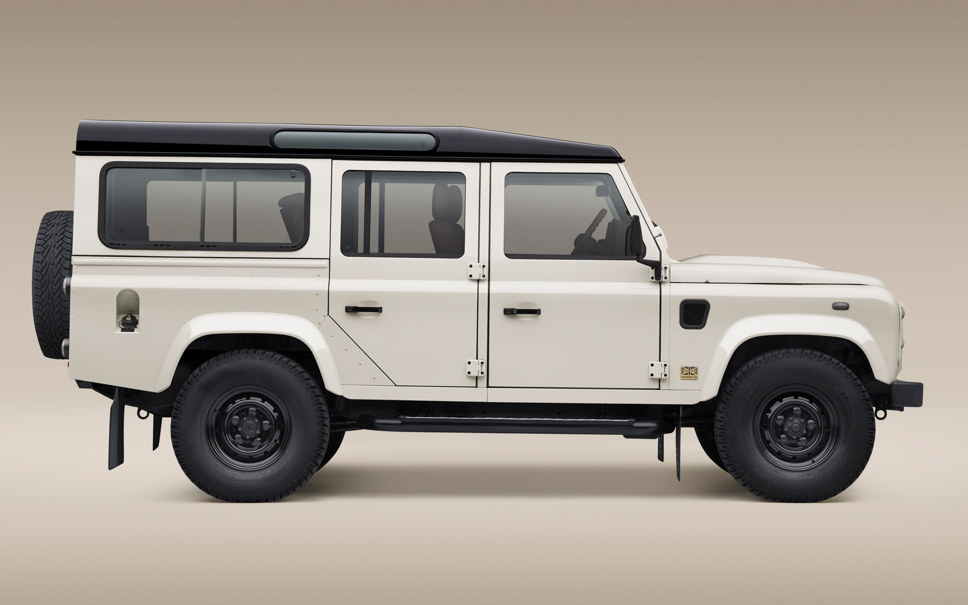 クラシック ディフェンダー ワークス V8 ムロマチ エディション 110はブラックルーフ