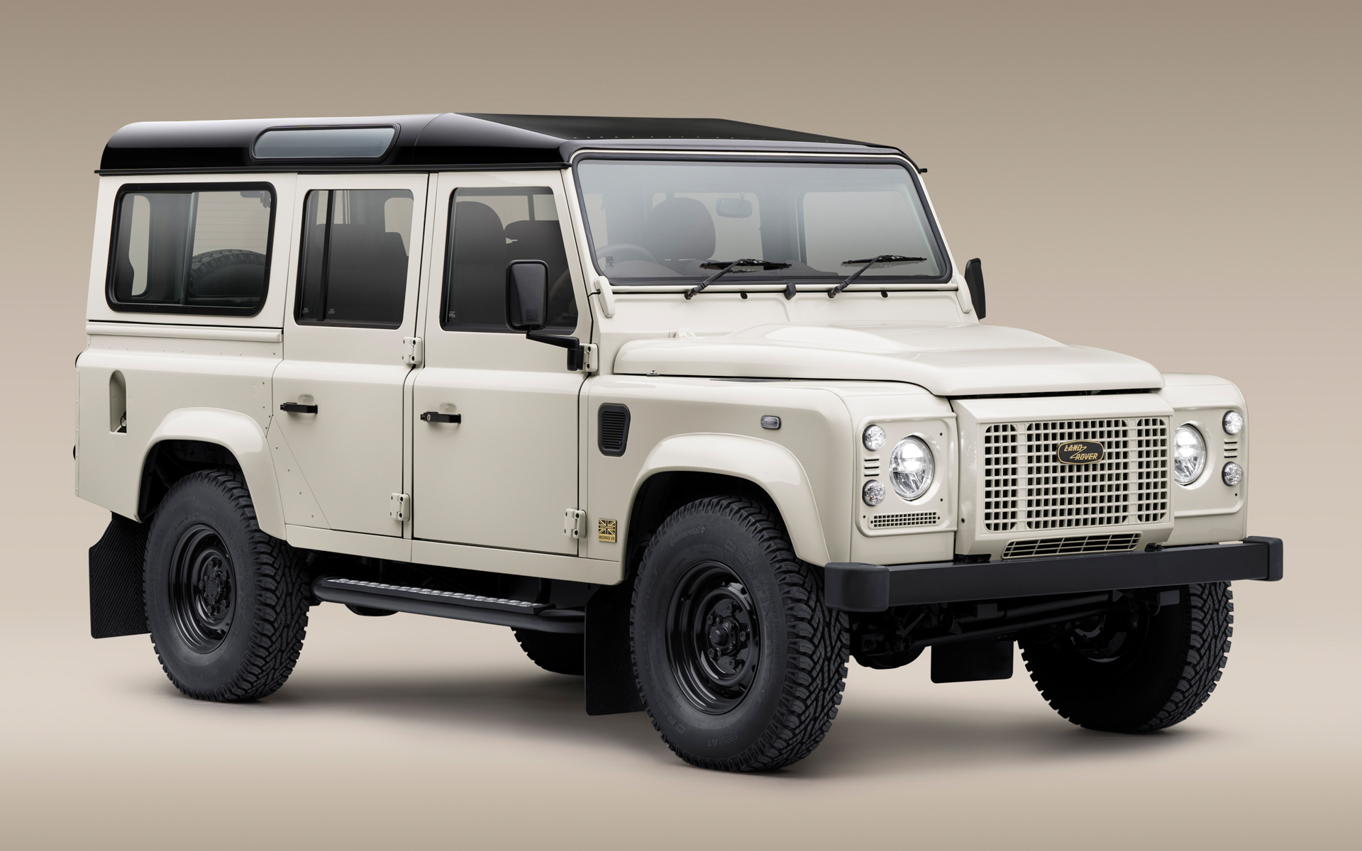 クラシック ディフェンダー ワークス V8 ムロマチ エディション 110はブラックルーフ