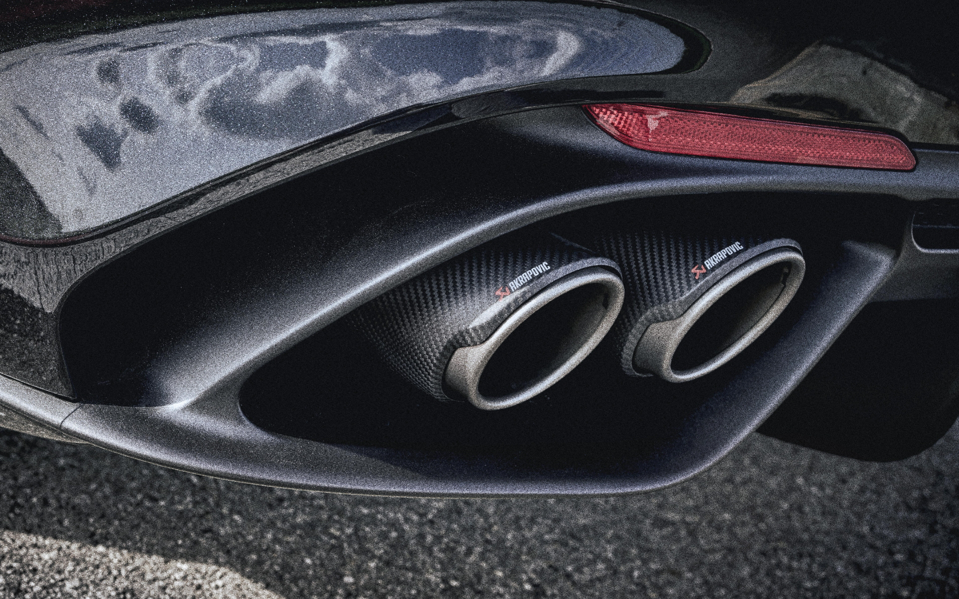 アクラポビッチのエキゾーストシステムを採用