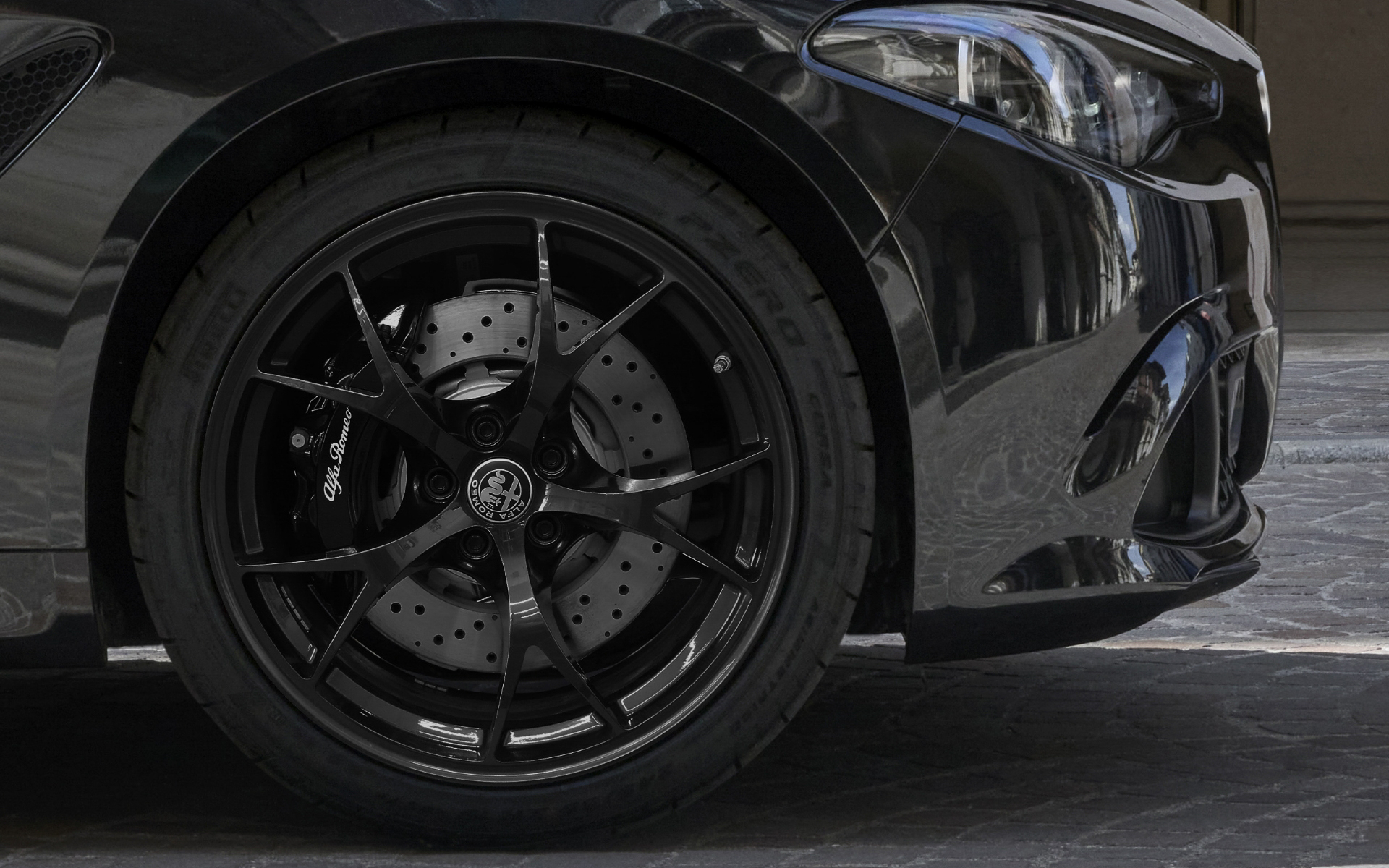 ダークカラーのブレーキキャリパーを装備