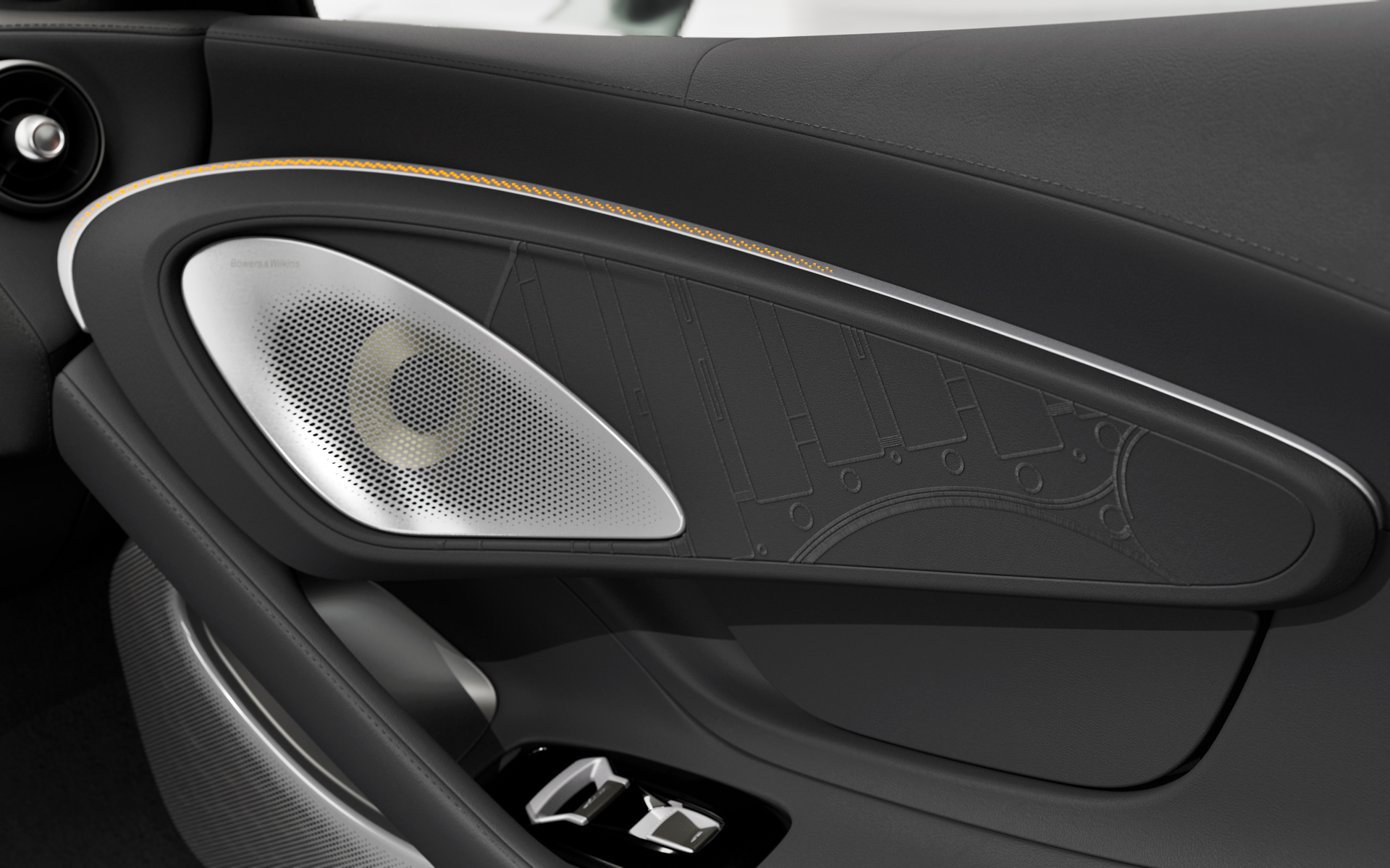 ドア内張にもMTCの設計図面から俯瞰図の一部を切り取ったデザインがあしらわれている