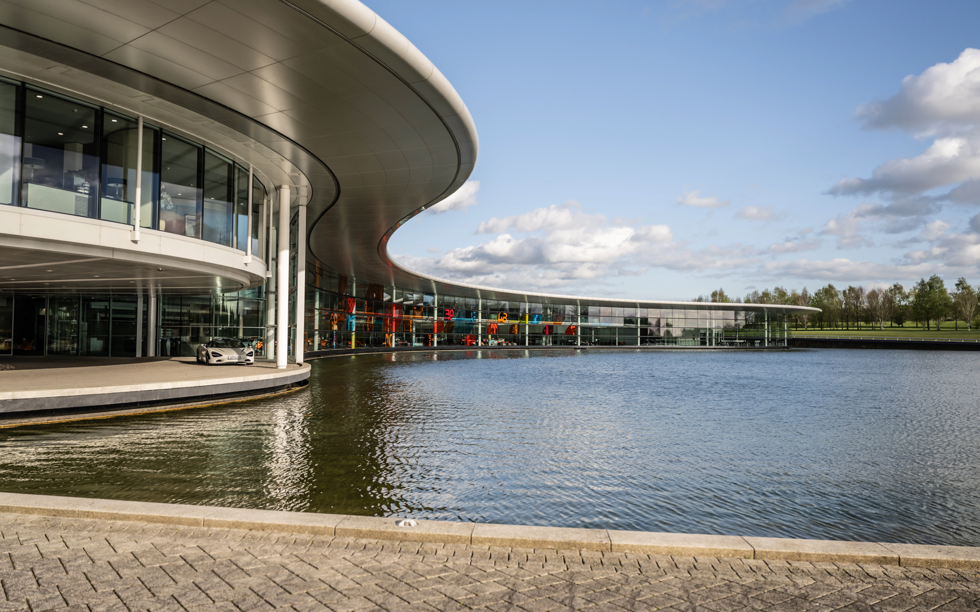 昼と夜でガラリと印象が変わるMTCの美意識も表現